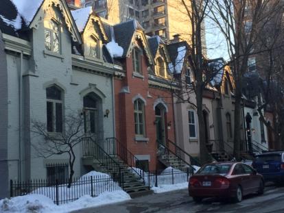 A row of houses with snow on the ground in Rue Tupper, Montréal, Canada