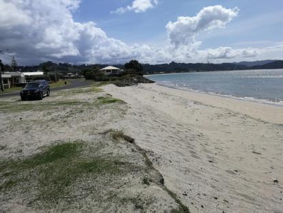 Cooks beach hidden wall