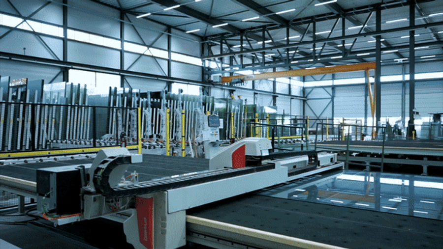 Glassnijmachine in actie