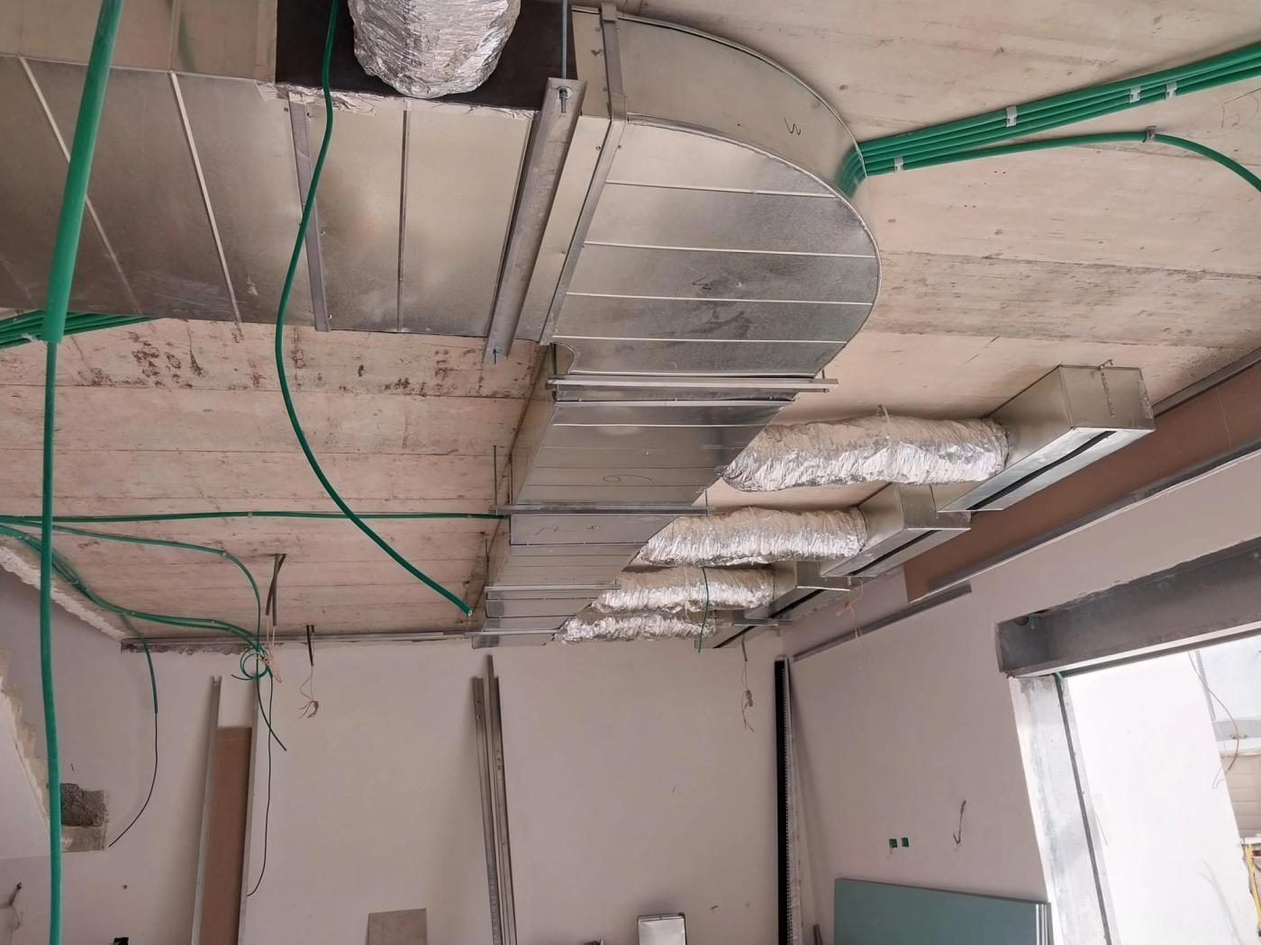 תעלות מיזוג בשלב התקנה, לפני סגירת התקרה — מאותו פרויקט VRF בבית לשימור בירושלים