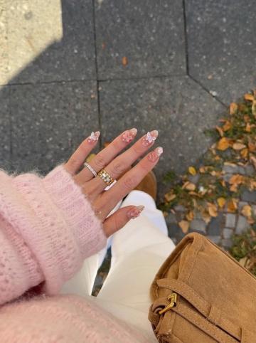 Flighty press-on nails worn