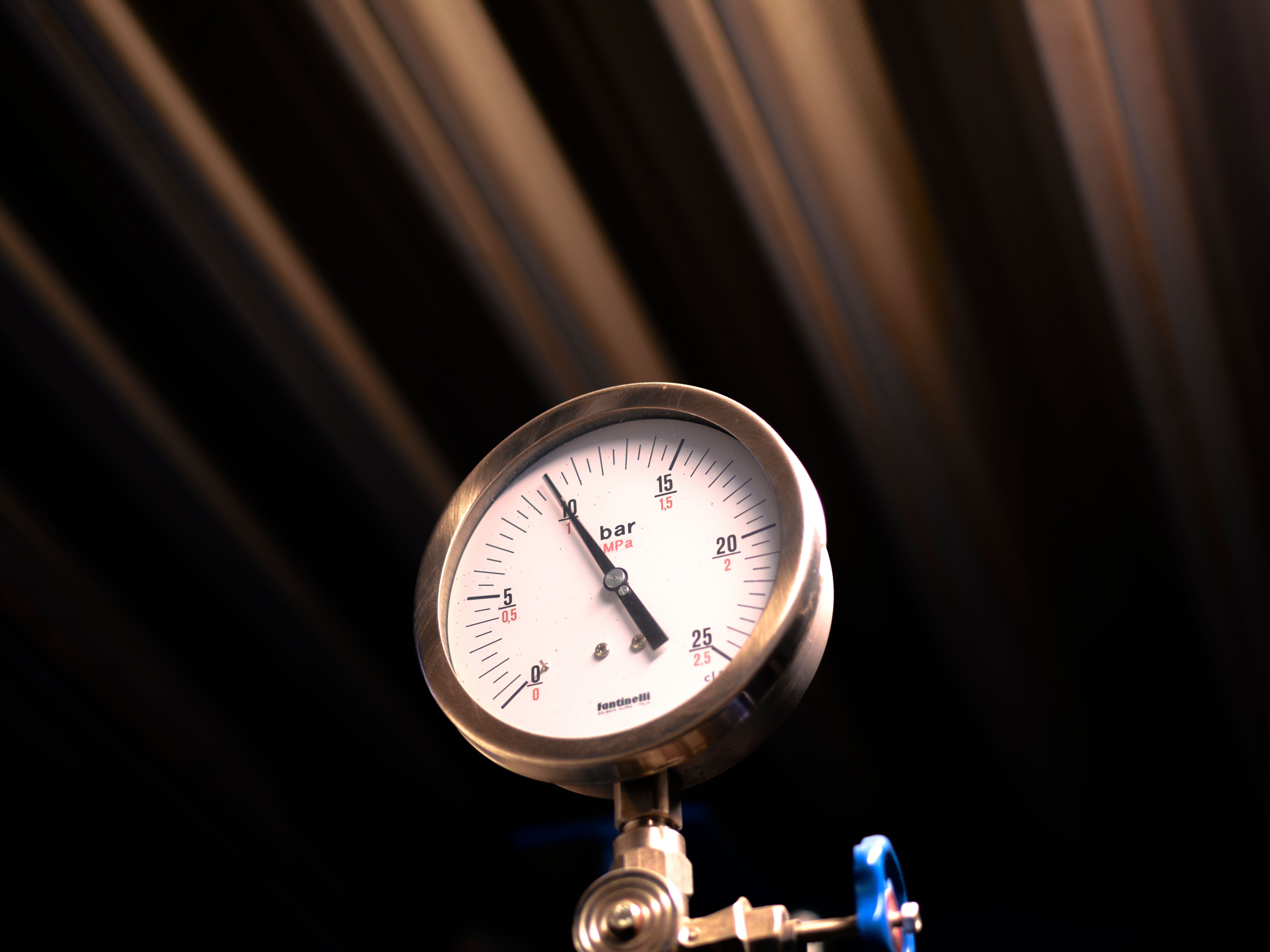 Nærbilde av en trykkmåler på et varmeanlegg.