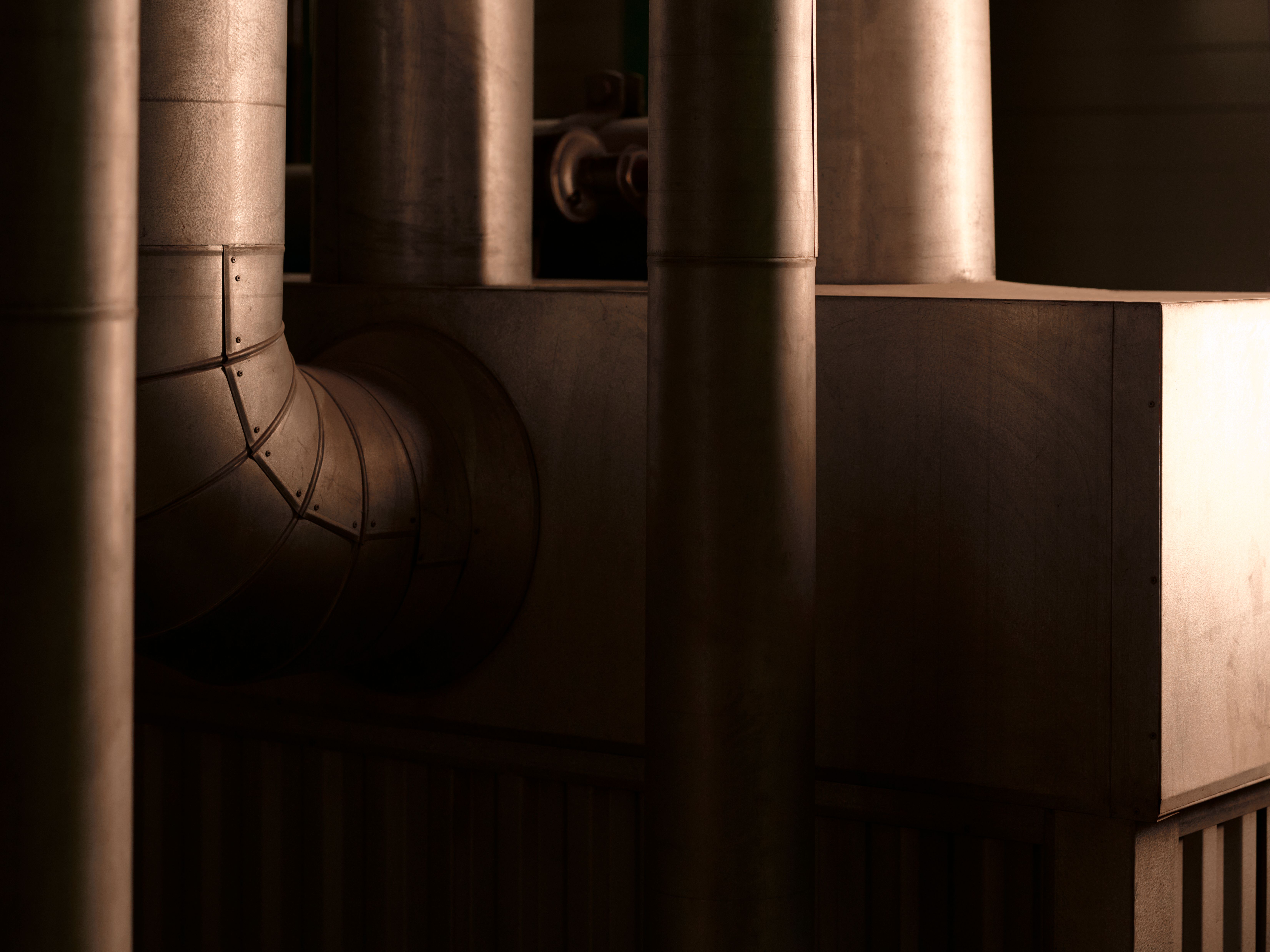 Rør og komponenter i et varmeanlegg for fjernvarme.