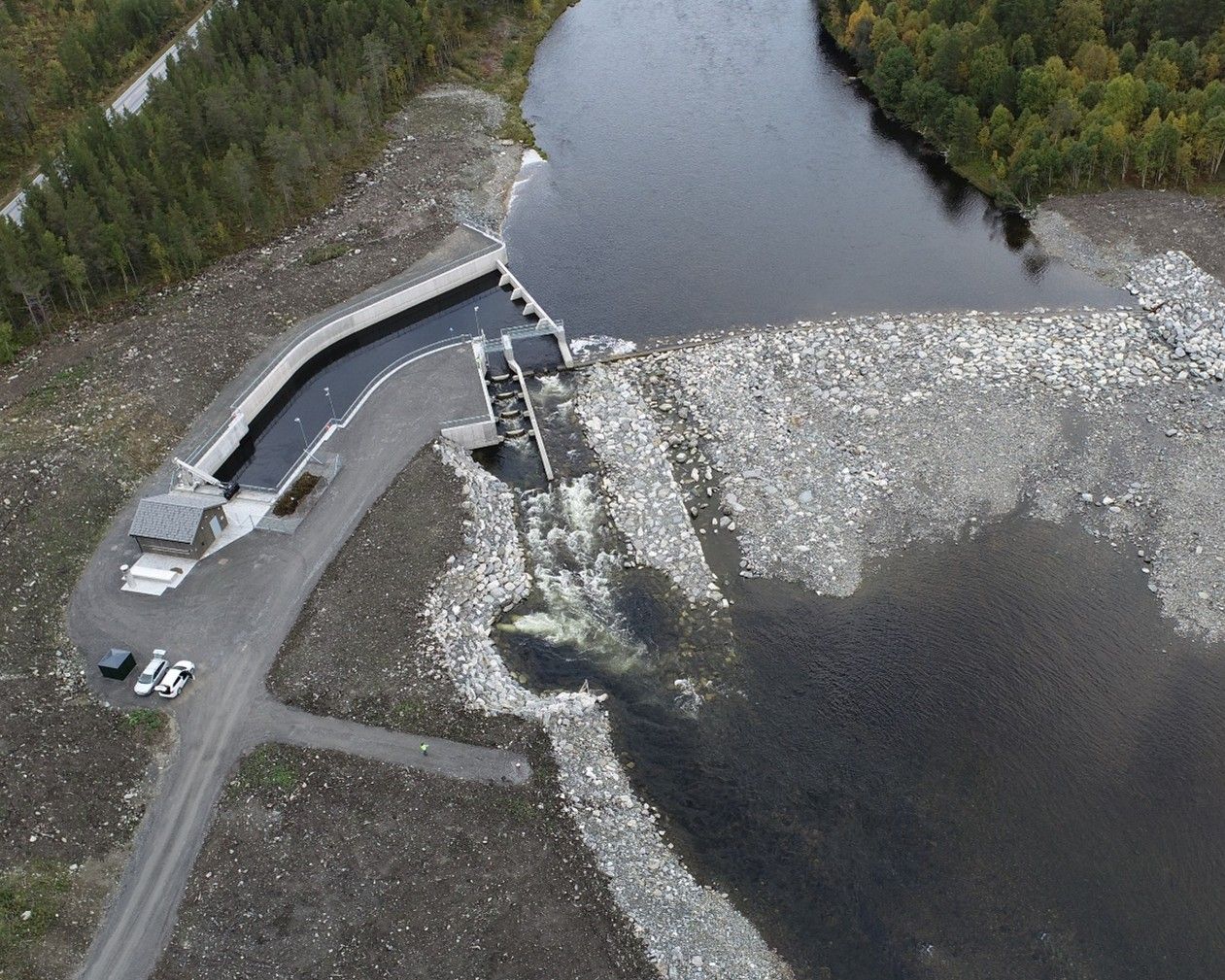 Oversiktsbilde av fiskevandringsløsningene og dammen ved Tolga kraftverk