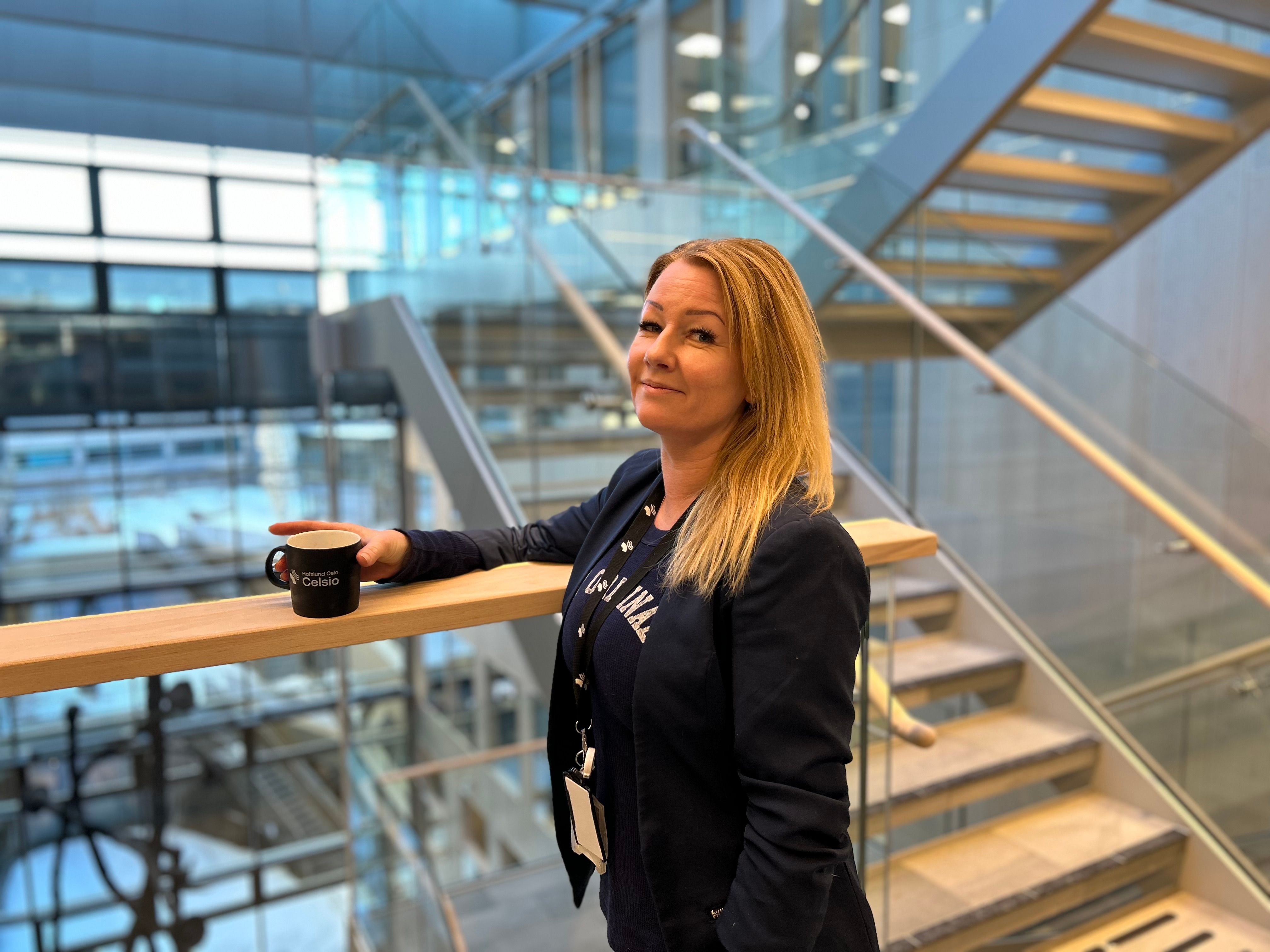 Kristine Kolstad på kontor i blazer