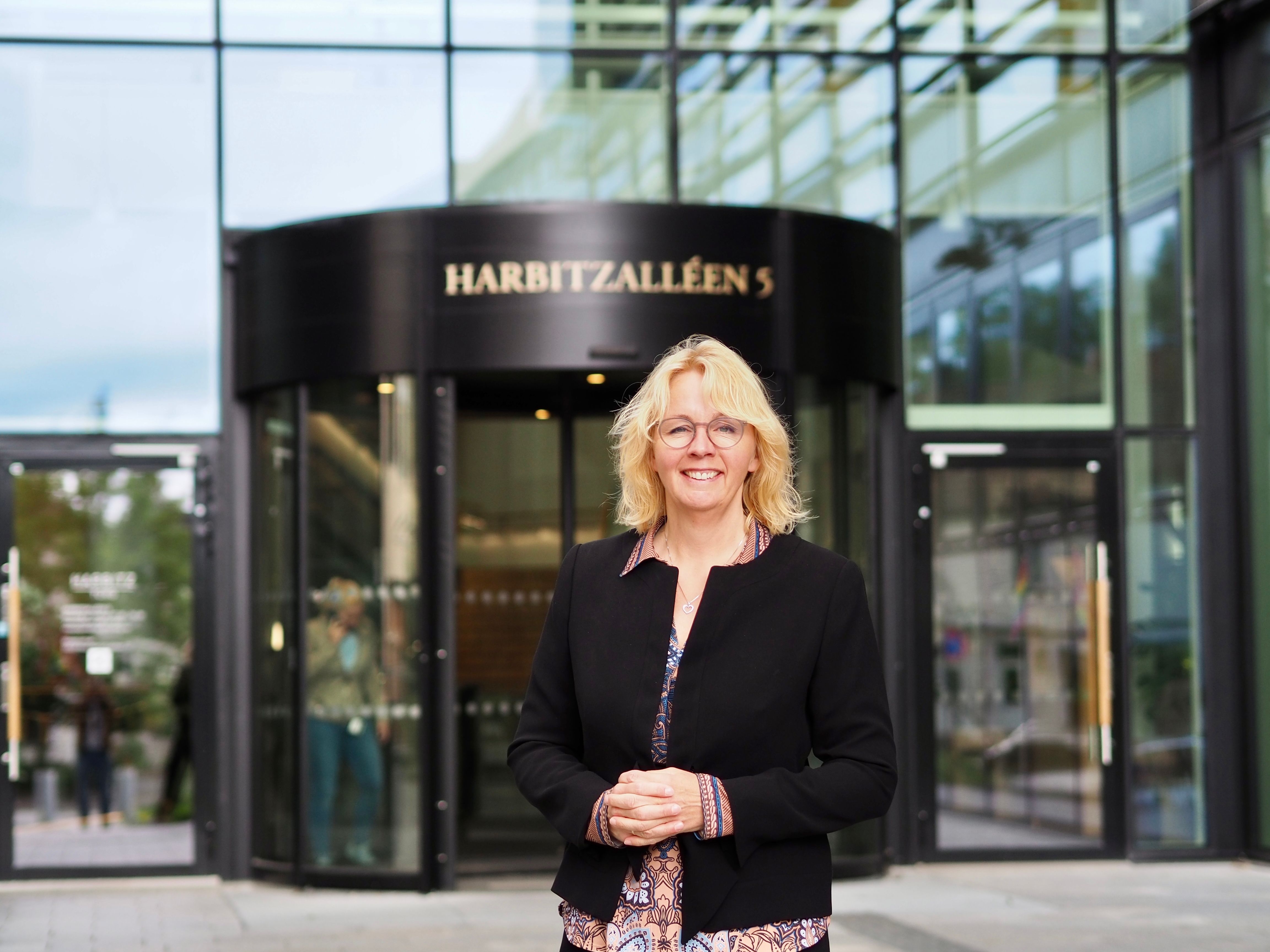 Kristin Lian foran inngangen til Hafslund.