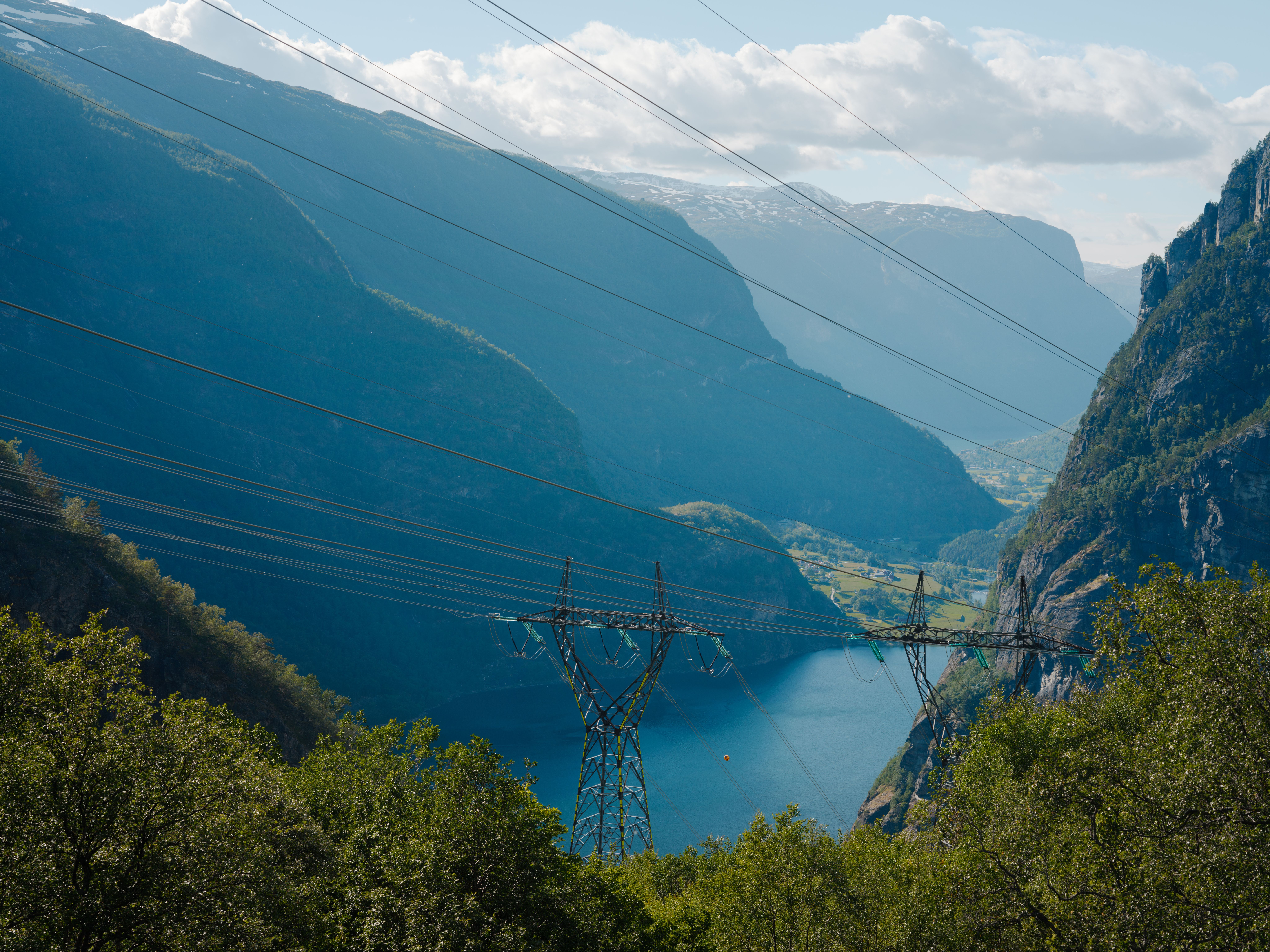 Fjord, fjell og kraftlinjer. 