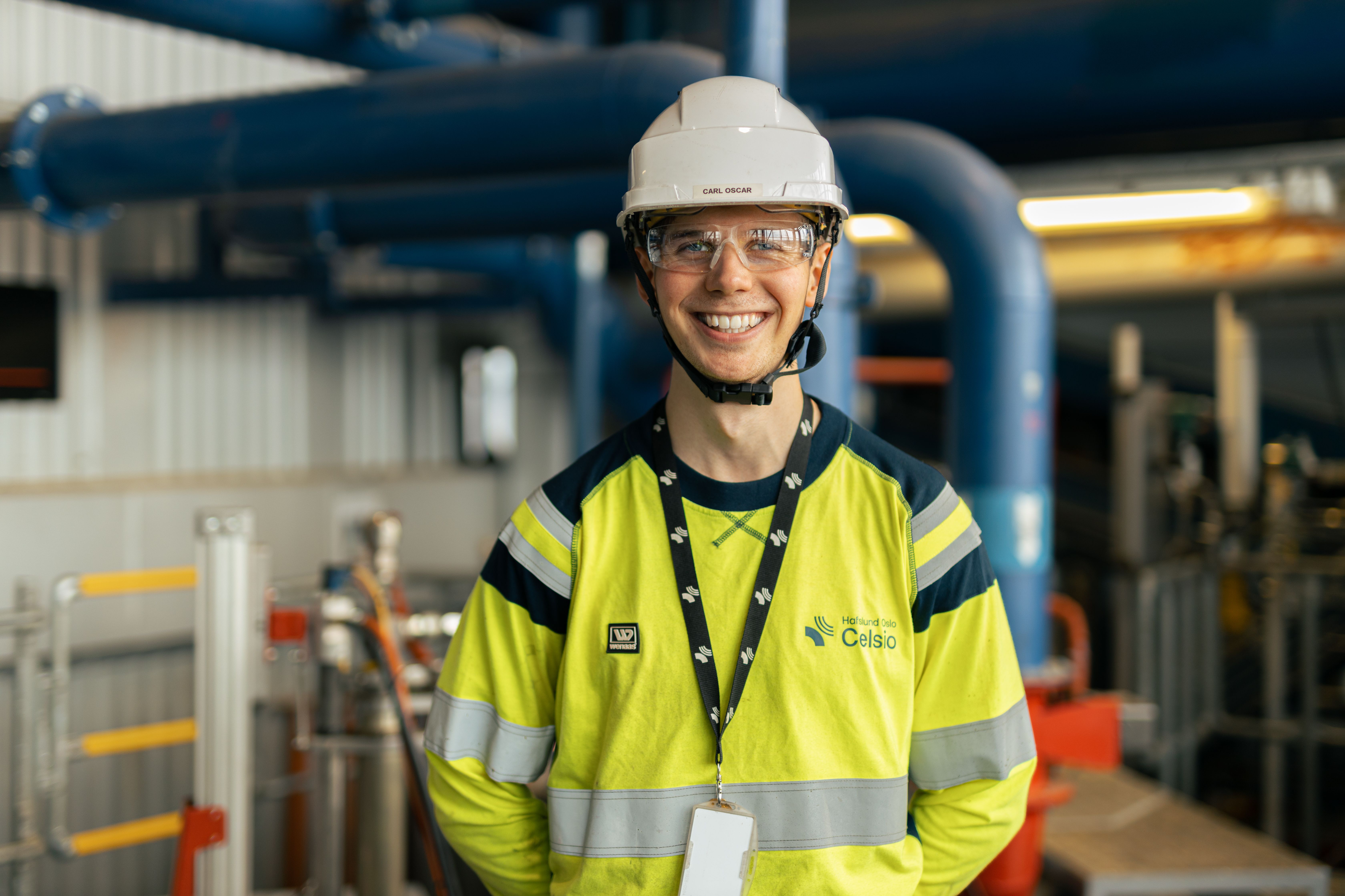 Carl Oscar smilende i vernetøy