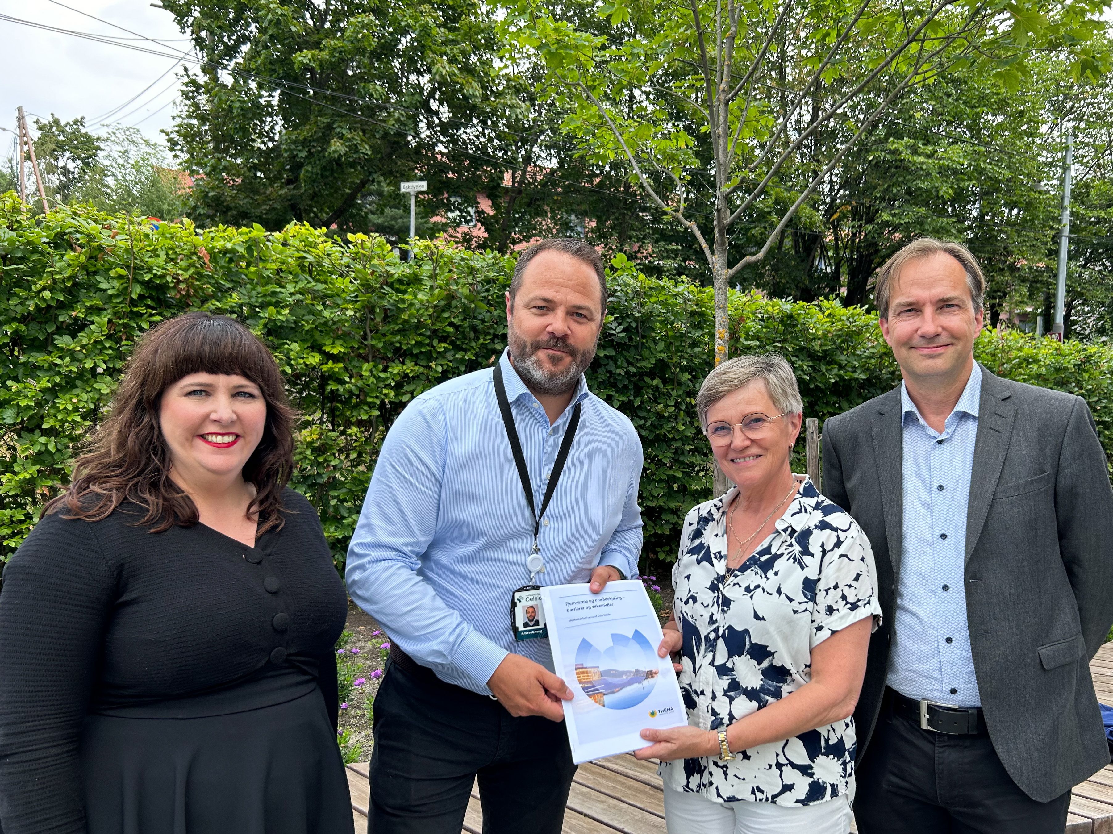 Representanter fra Hafslund og Thema Consulting holder en rapport.