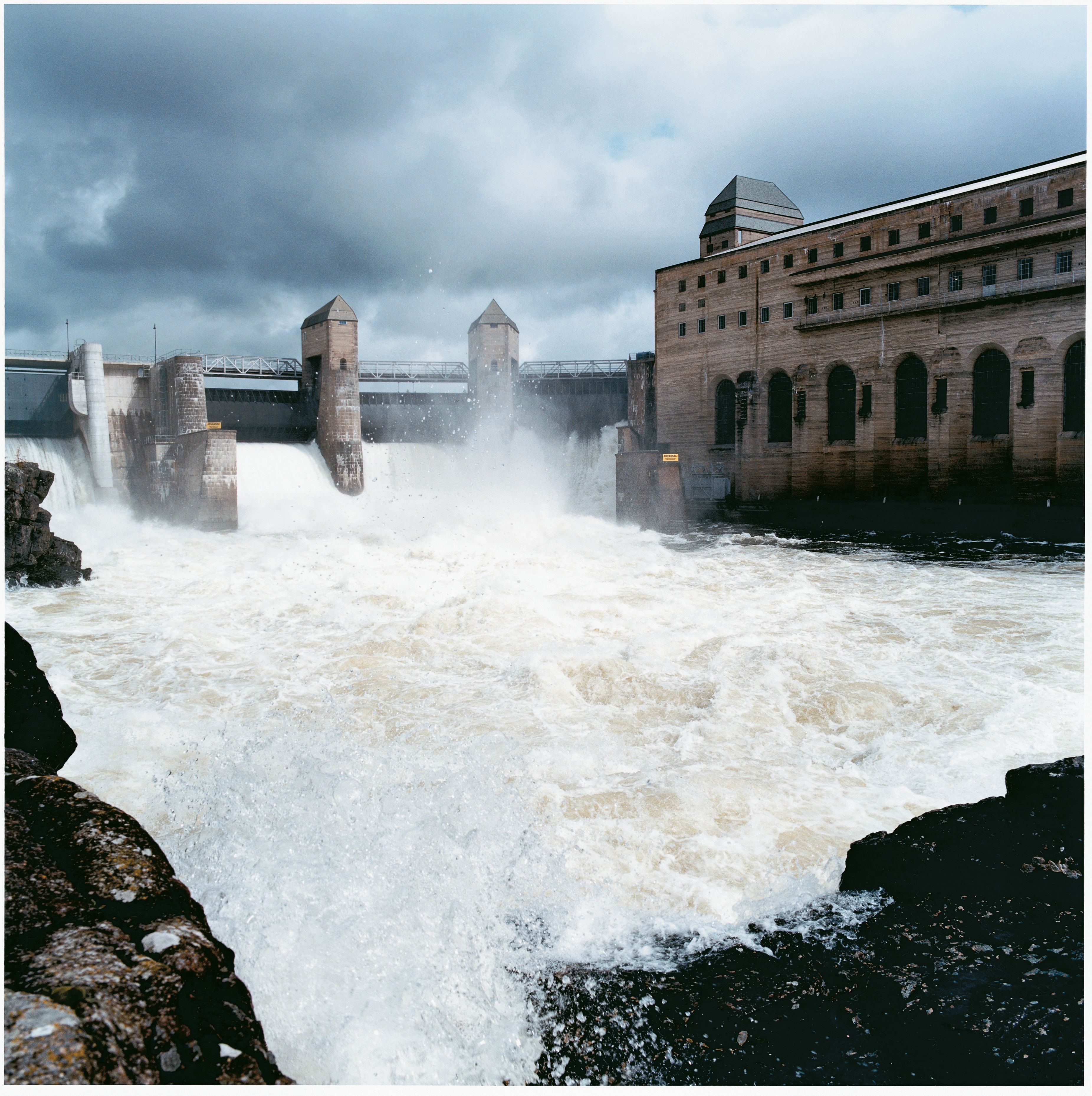 Fossende vann i et vannkraftverk