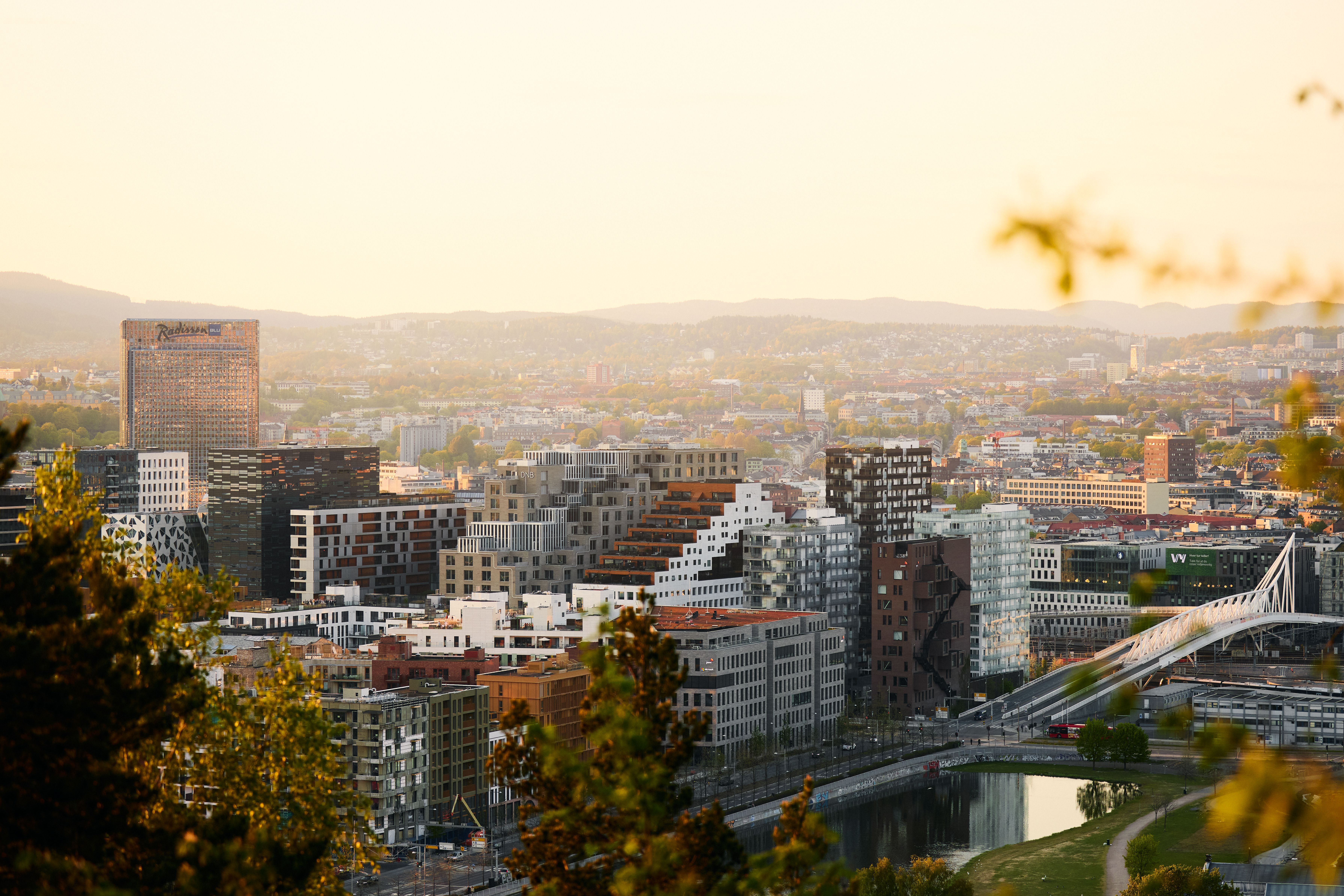 Utsikt over Oslo by i solnedgang.