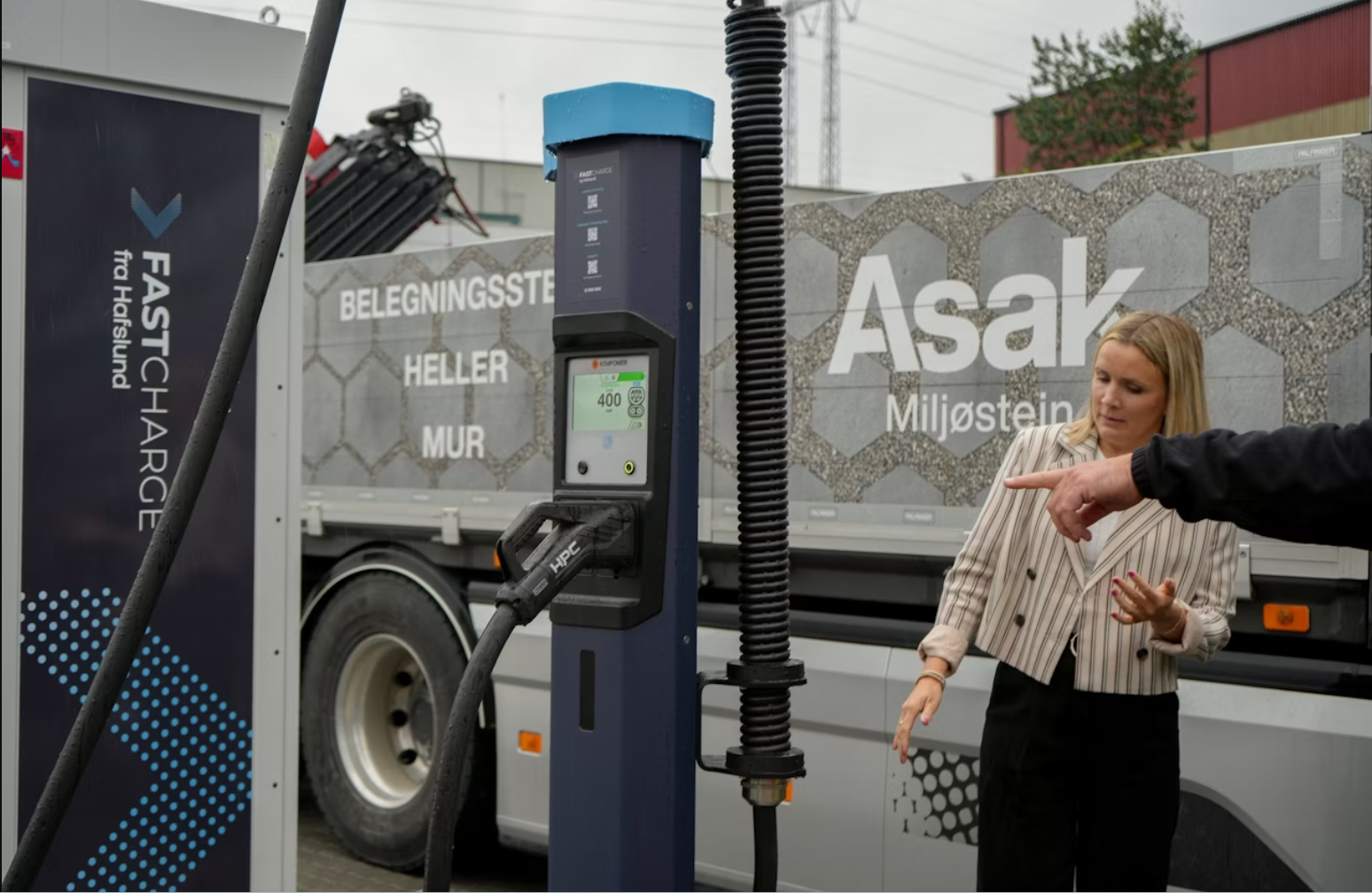 Norges største ladestasjon for tungtransport åpnet på Alnabru i Oslo