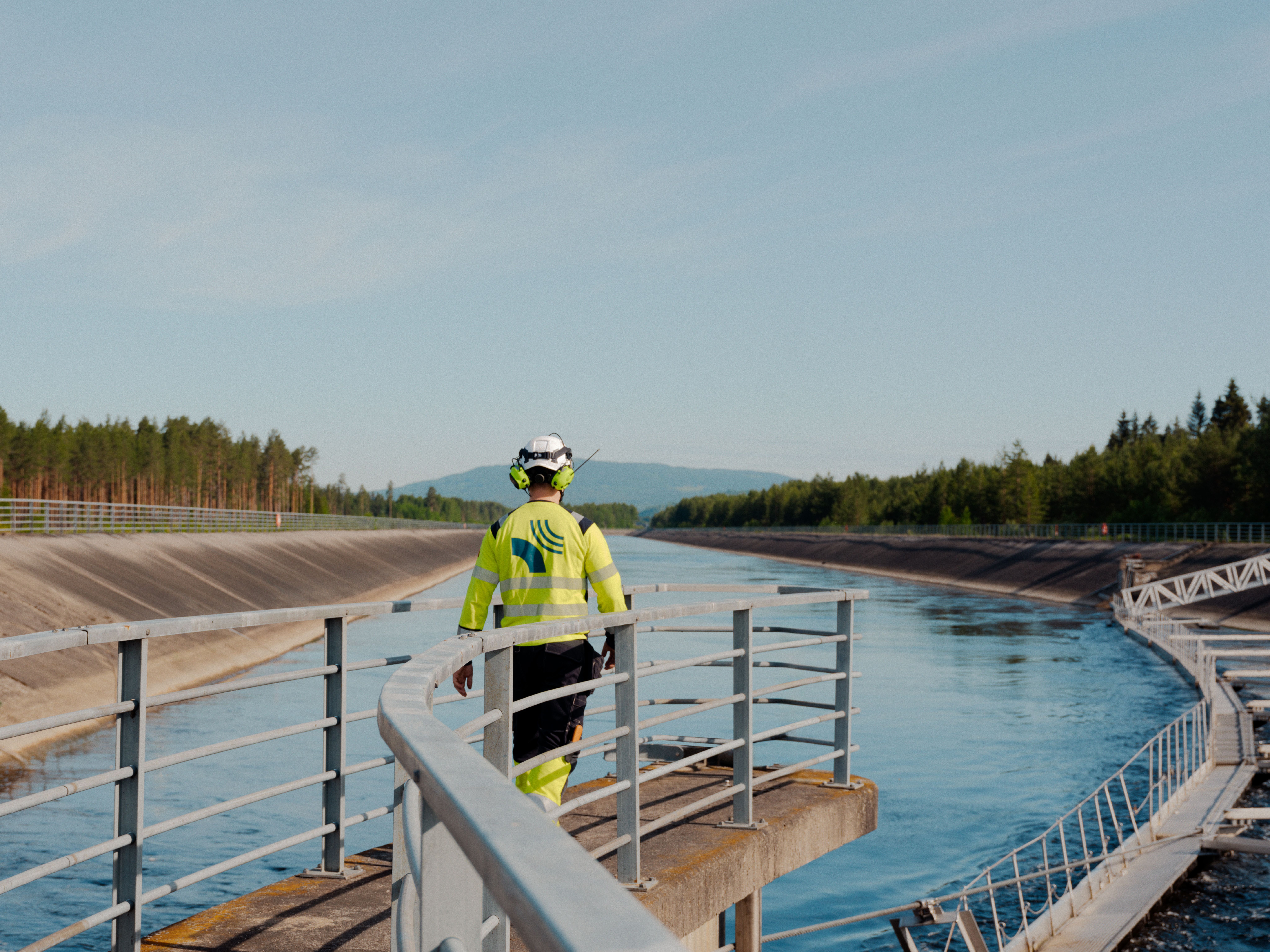 Mann i vernetøy på et vannkraftverk. 