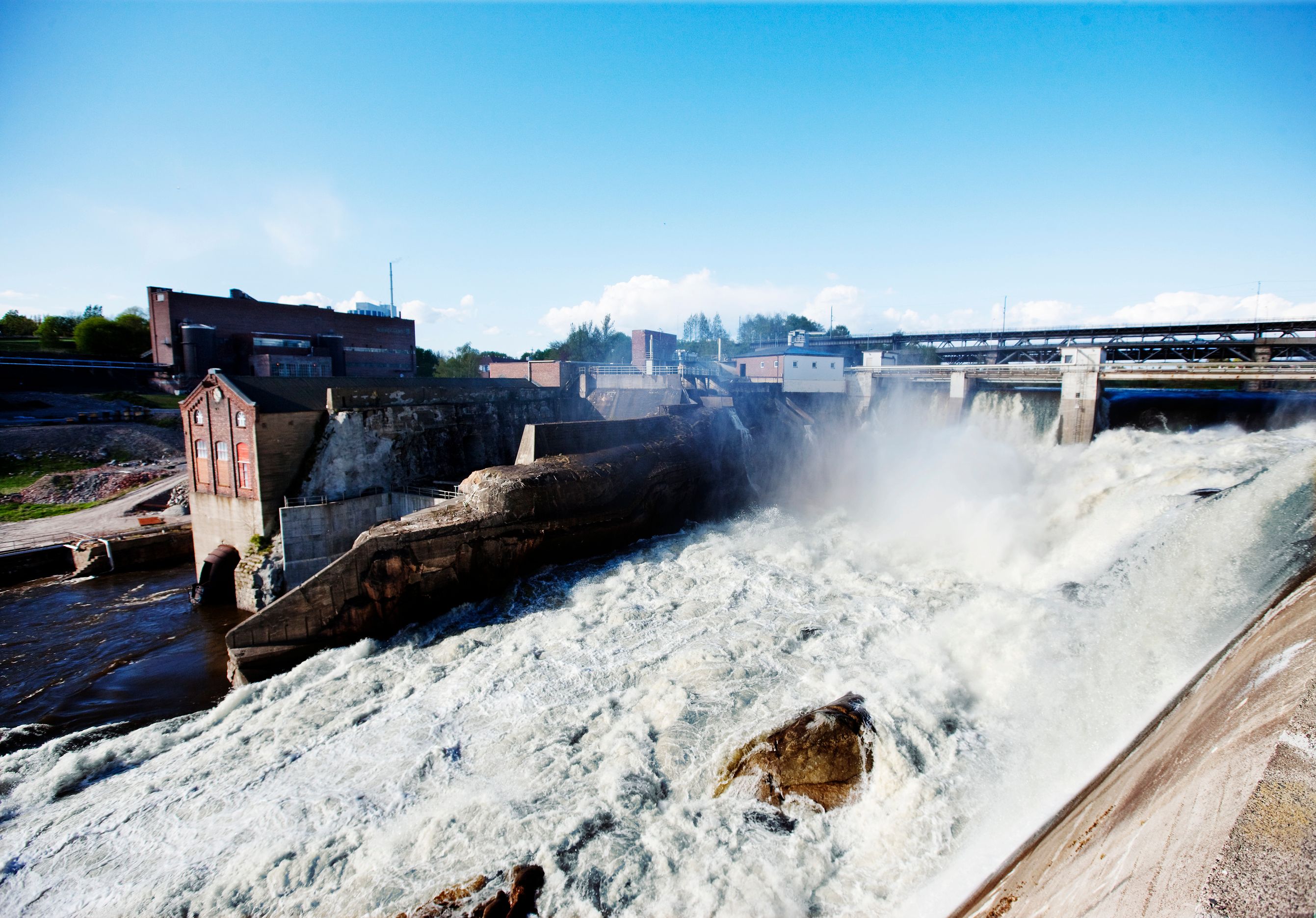 Vannkraftverk med store vannmasser i forgrunnen. 