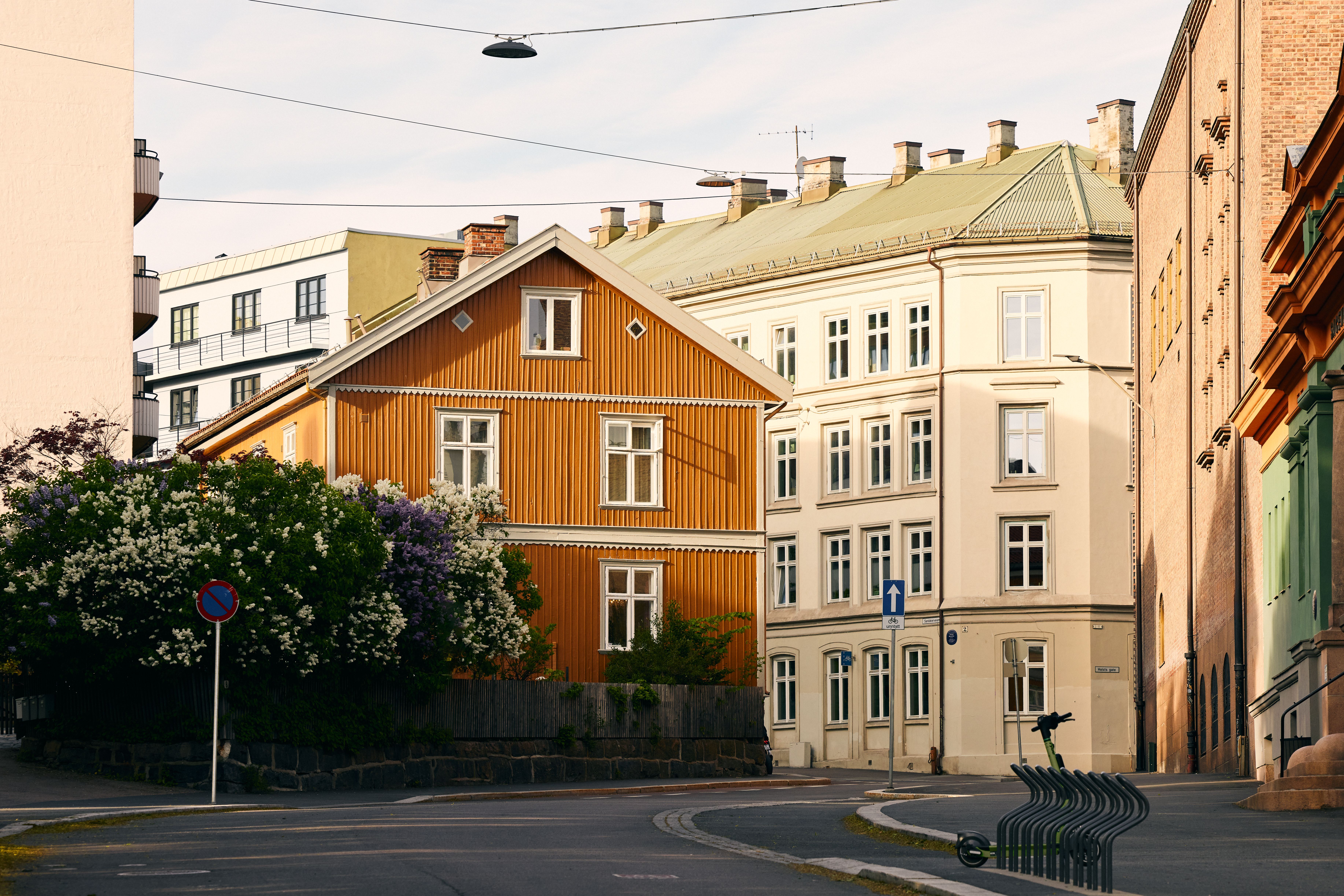 Trehus og murbygg i byen