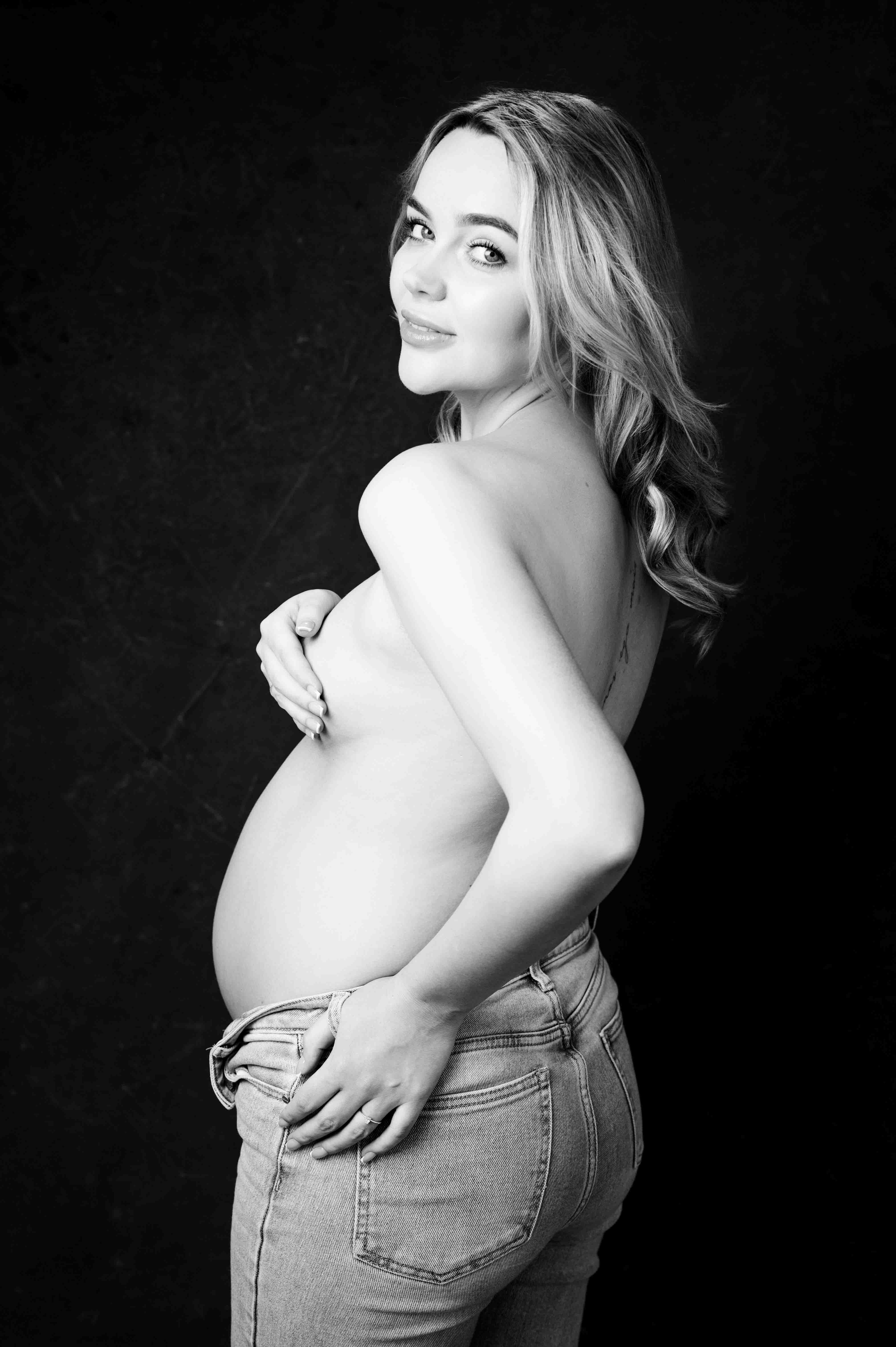 A Mother-Daughter Maternity Shoot - 3