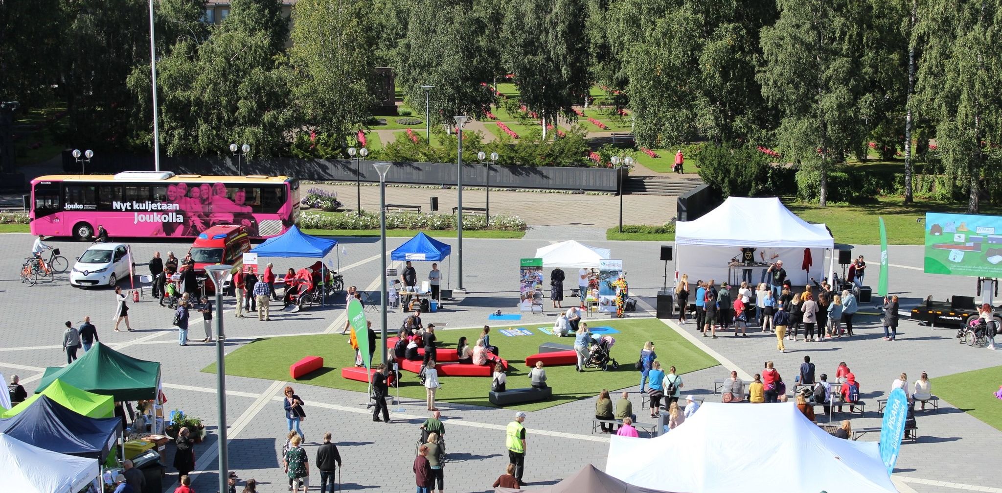 Lappeenrannan toriaukio ulkoilmatapahtuman ja esiintymislavan kanssa