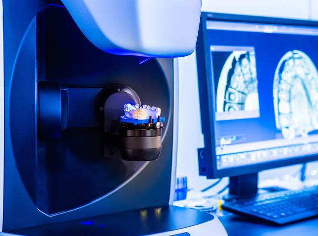 a computer monitor is displaying a picture of a dental model .