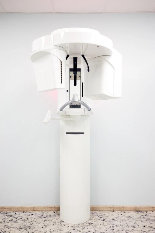 an x-ray machine is sitting in a room with a white wall