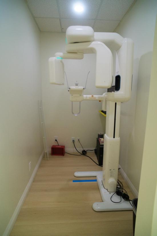 an x-ray machine is sitting in a small room