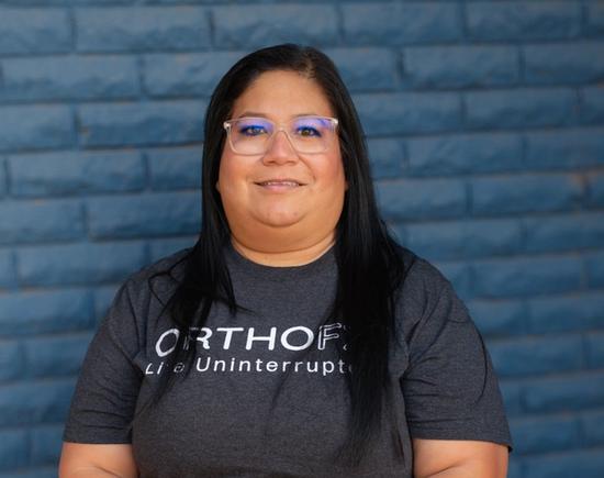 a woman wearing a shirt that says orthof on it