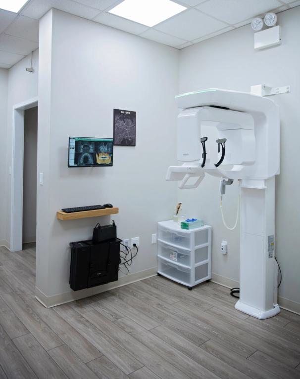 una oficina dental con una máquina de rayos x grande
