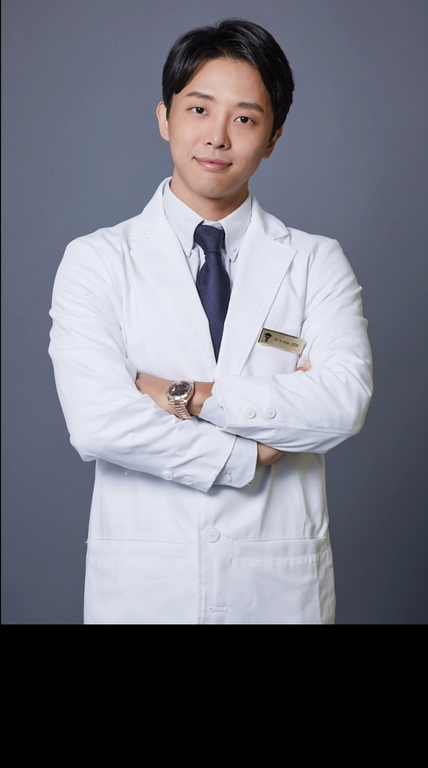 a man in a white coat and tie with a name tag that says ' yong ' on it