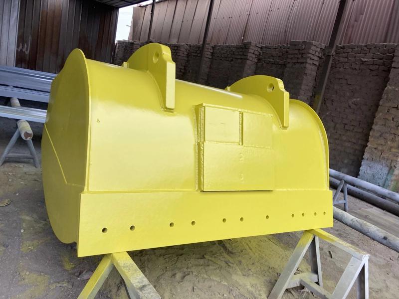 Tolva de acero fabricada con acabado amarillo, sobre caballetes