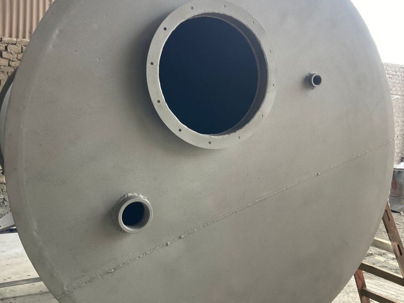 Fondo bombeado de un tanque de acero con boca de hombre, con imprimación gris
