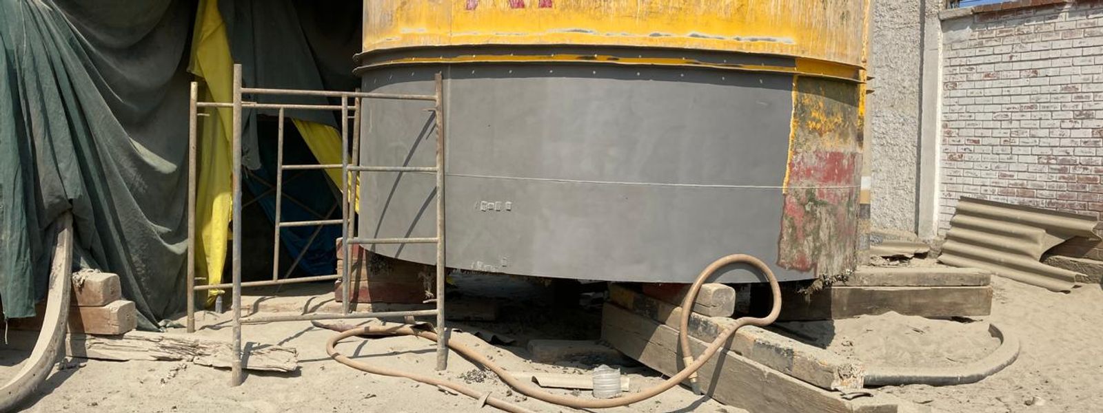 Tanque de almacenamiento intervenido para mantenimiento y repintado en obra