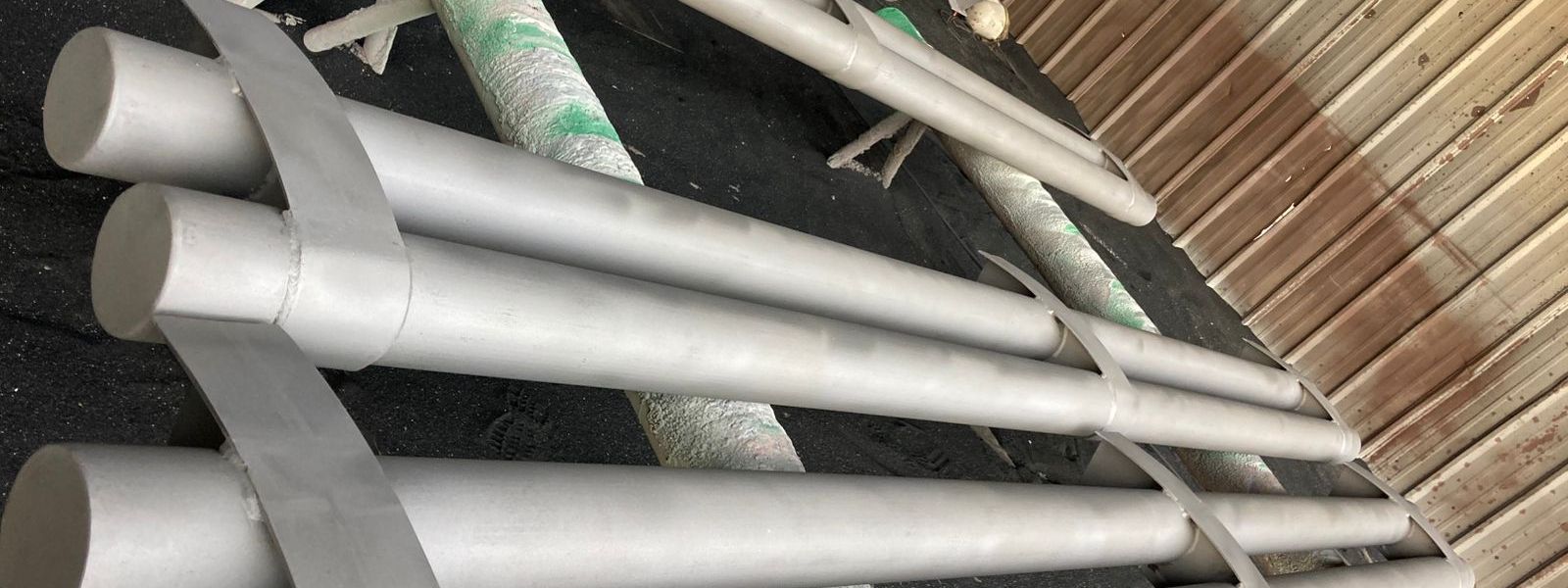 Tuberías de acero de gran diámetro con la superficie preparada tras el escoriado