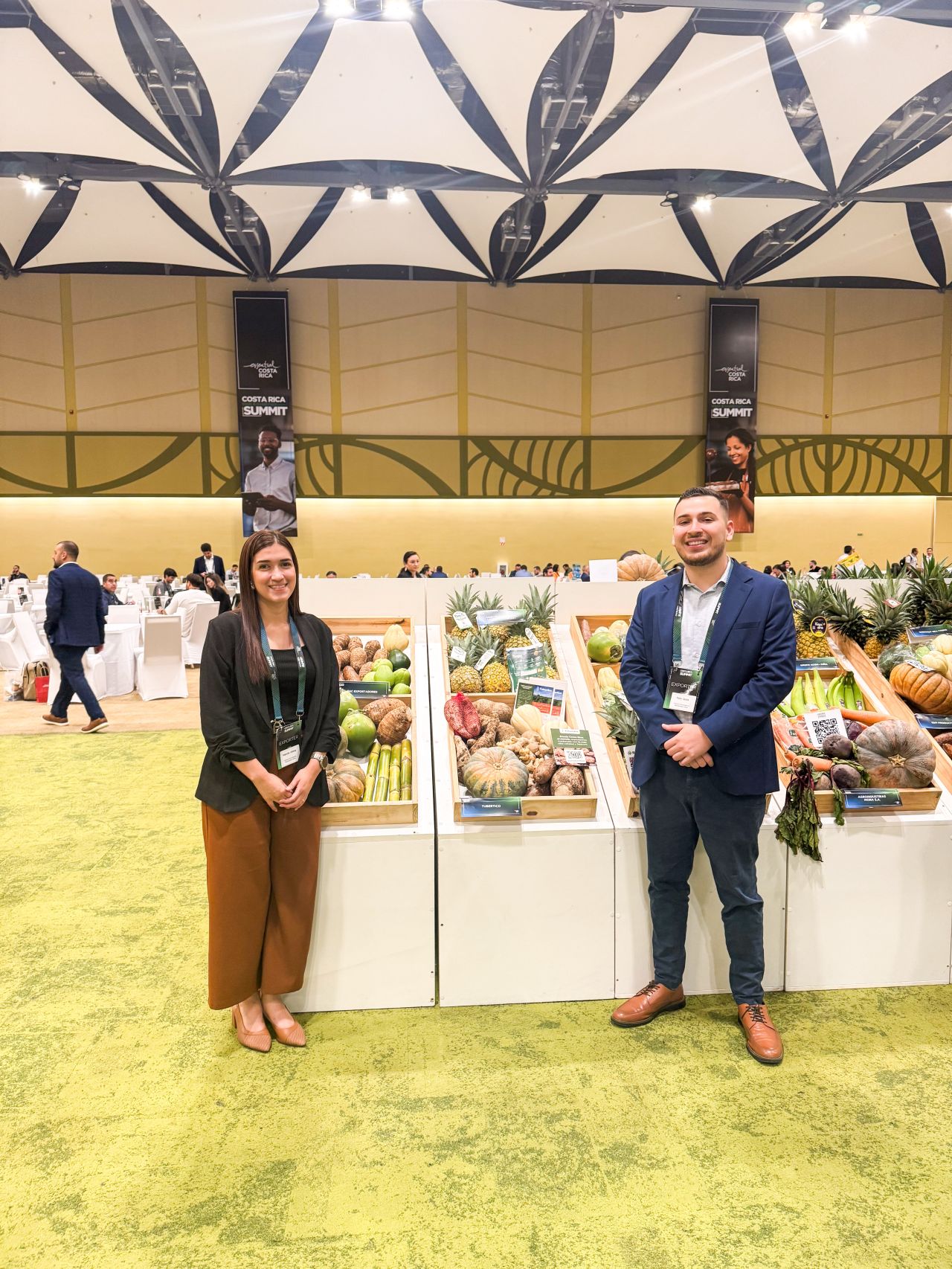 Pablo Quirós, Gerente General de TUBERTICO, y Alejandra Jiménez, encargada de Operaciones Internacionales, Logística y Comercial, durante su participación en el Costa Rica Trade & Investment Summit 2025, promoviendo la oferta exportable de la empresa y fortaleciendo relaciones con compradores y aliados estratégicos internacionales.