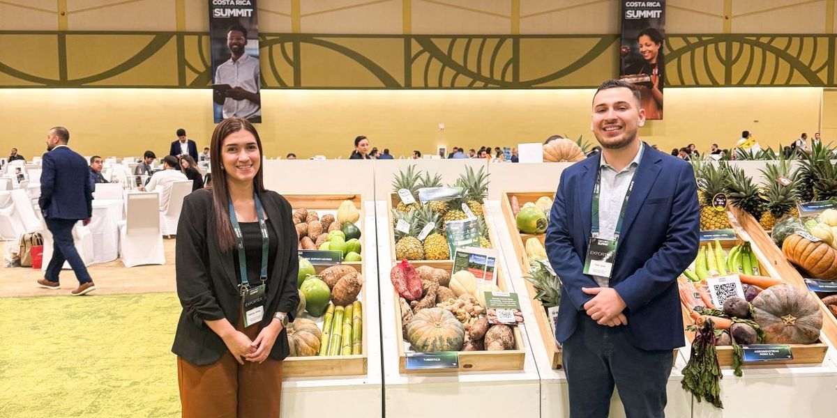 Pablo Quirós, Gerente General de TUBERTICO, y Alejandra Jiménez, encargada de Operaciones Internacionales, Logística y Comercial, durante su participación en el Costa Rica Trade & Investment Summit 2025, promoviendo la oferta exportable de la empresa y fortaleciendo relaciones con compradores y aliados estratégicos internacionales.