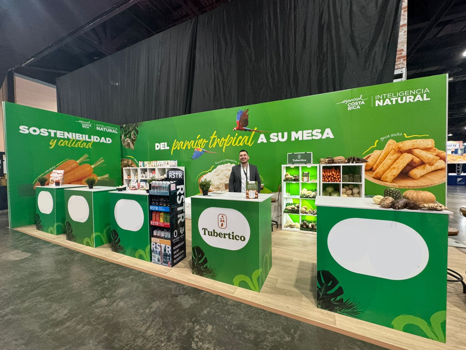 Imagen del stand de Tubertico durante su participación en MIDA 2025, donde se exhiben tubérculos frescos de Costa Rica como yuca, malanga, ñame, chayote y tiquisque, destacando la calidad, sostenibilidad y capacidad de exportación hacia mercados internacionales