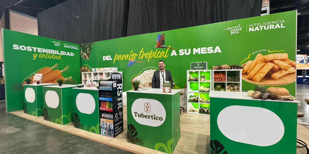 Imagen del stand de Tubertico durante su participación en MIDA 2025, donde se exhiben tubérculos frescos de Costa Rica como yuca, malanga, ñame, chayote y tiquisque, destacando la calidad, sostenibilidad y capacidad de exportación hacia mercados internacionales