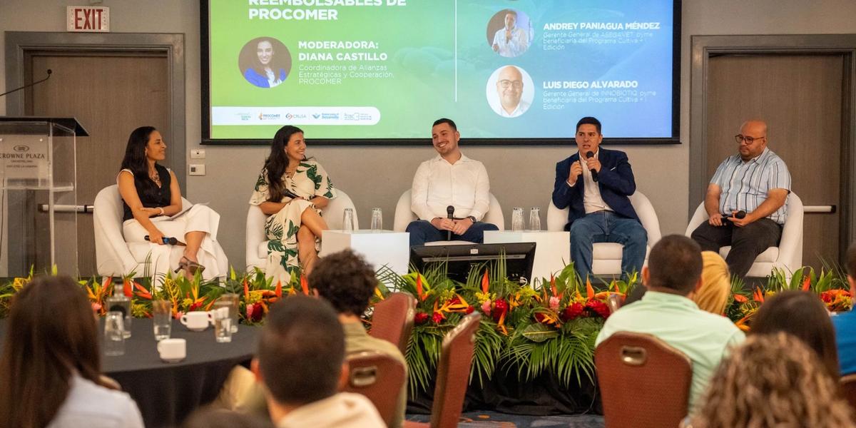 Representante de TUBERTICO participando como expositor en la Jornada de Reconocimiento “Pymes Ganadoras de Capital Semilla 2025”, compartiendo la experiencia y resultados de la empresa en sostenibilidad e innovación dentro del sector agroexportador costarricens