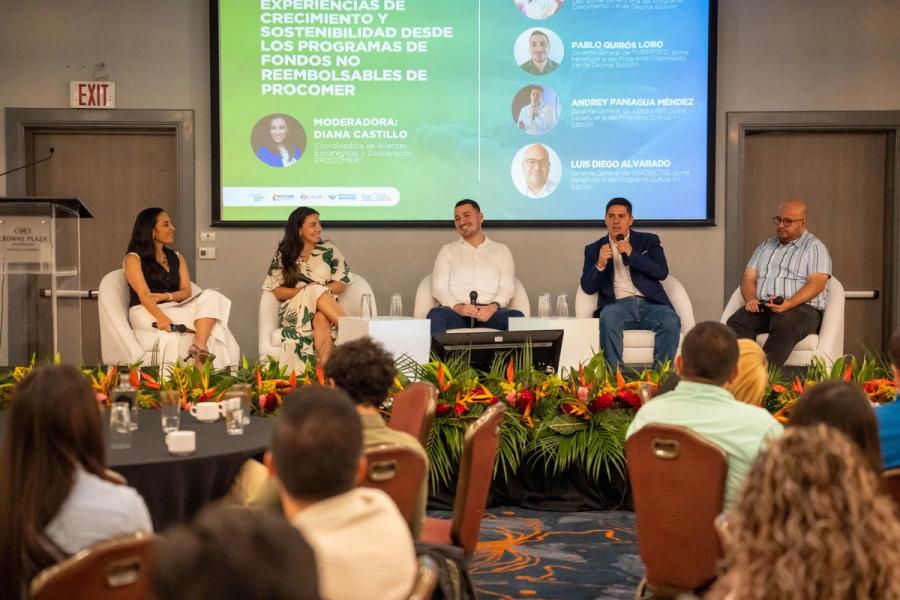 Representante de TUBERTICO participando como expositor en la Jornada de Reconocimiento “Pymes Ganadoras de Capital Semilla 2025”, compartiendo la experiencia y resultados de la empresa en sostenibilidad e innovación dentro del sector agroexportador costarricens