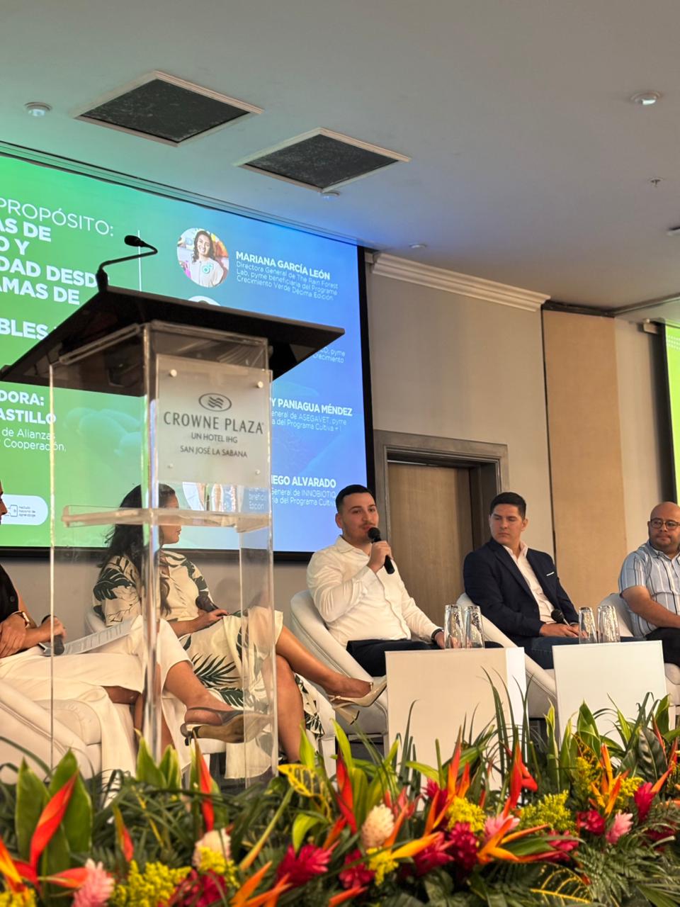 Representante de TUBERTICO participando como expositor en la Jornada de Reconocimiento “Pymes Ganadoras de Capital Semilla 2025”, compartiendo la experiencia y resultados de la empresa en sostenibilidad e innovación dentro del sector agroexportador costarricense.