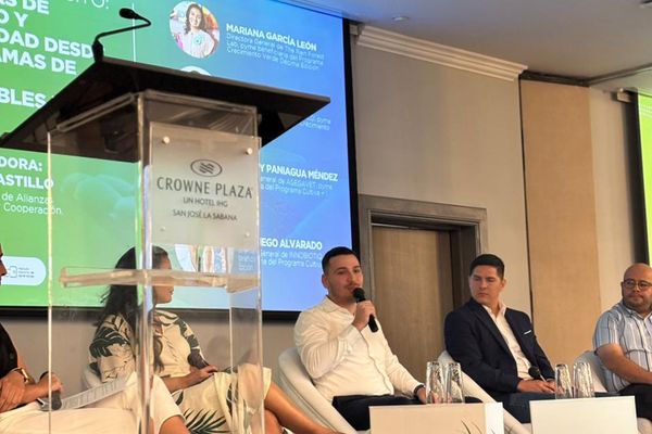 Representante de TUBERTICO participando como expositor en la Jornada de Reconocimiento “Pymes Ganadoras de Capital Semilla 2025”, compartiendo la experiencia y resultados de la empresa en sostenibilidad e innovación dentro del sector agroexportador costarricense.