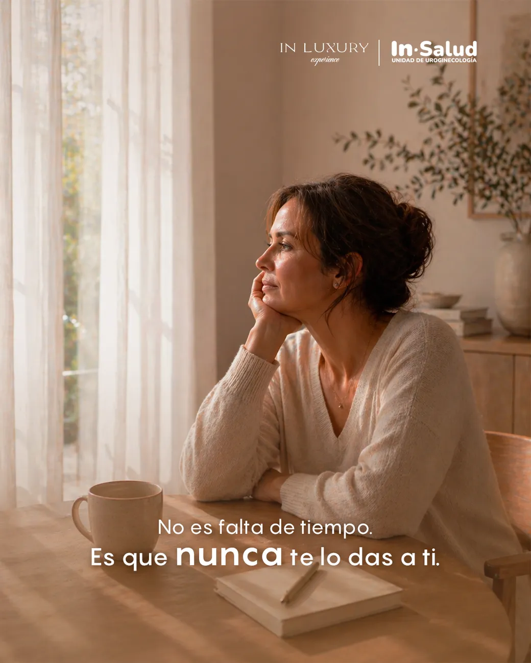 Banner de intriga dia de la madre. Texto 'IN LUXURY'.