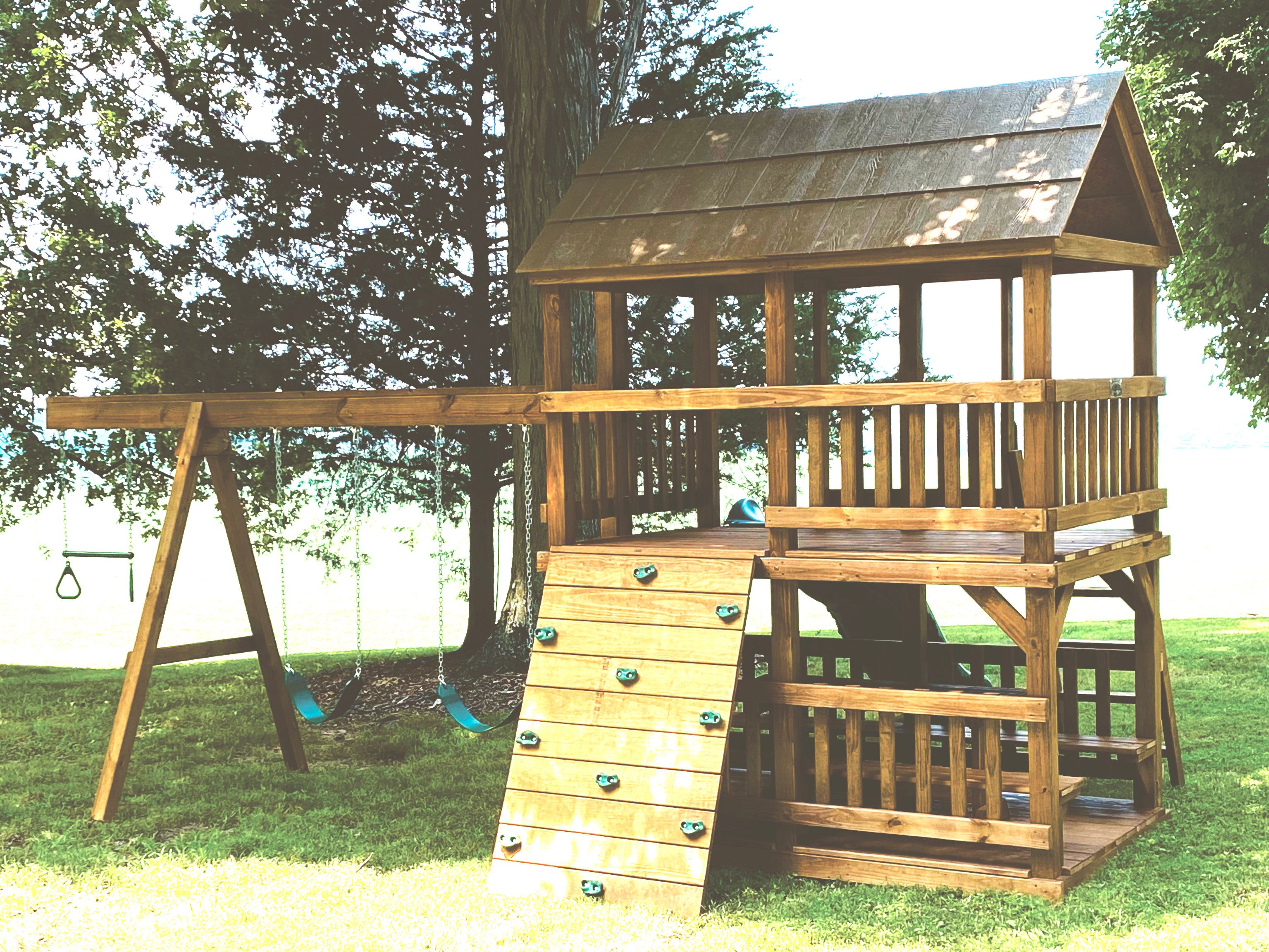 model 1700 playset. 5x7 fully covered tower, rock wall, picnic table, 3position attachment with 2 swings and a trapeze bar