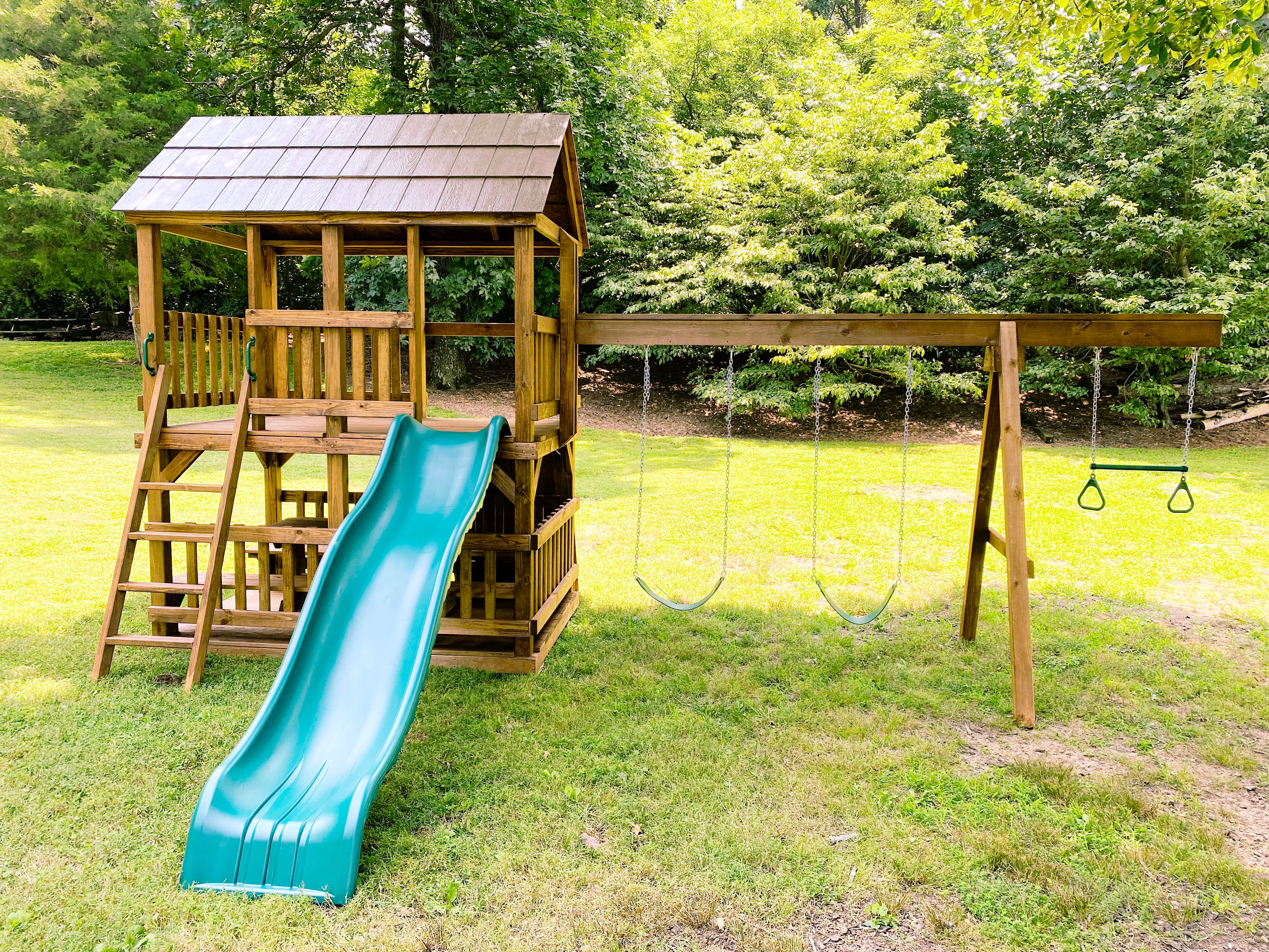 model 1700 playset. 5x7 fully covered tower, ladder, slide, picnic table, 3position attachment with 2 swings and a trapeze bar