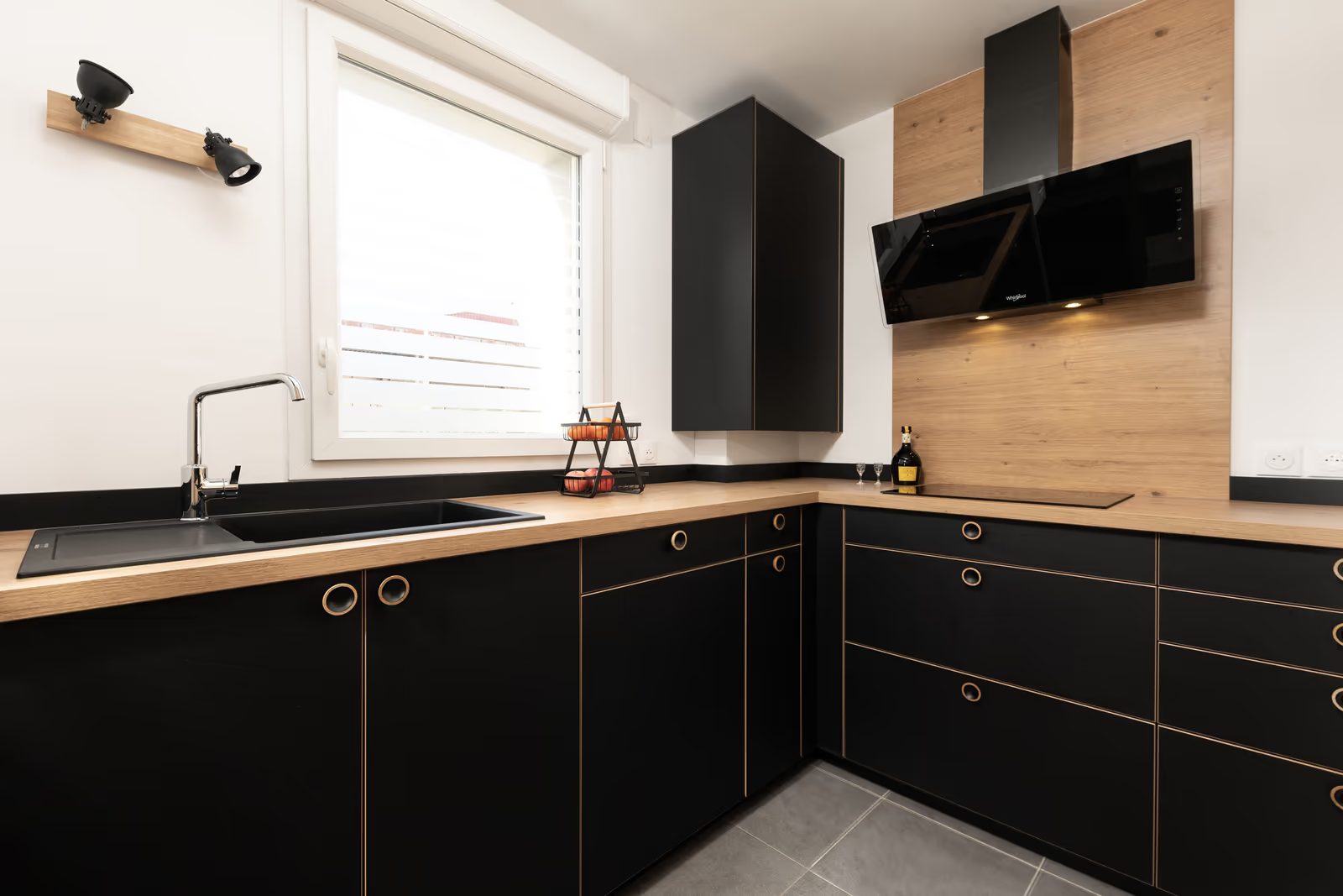 Cuisine sur-mesure cuisine noire bois — réalisation Dec Home Agencement
