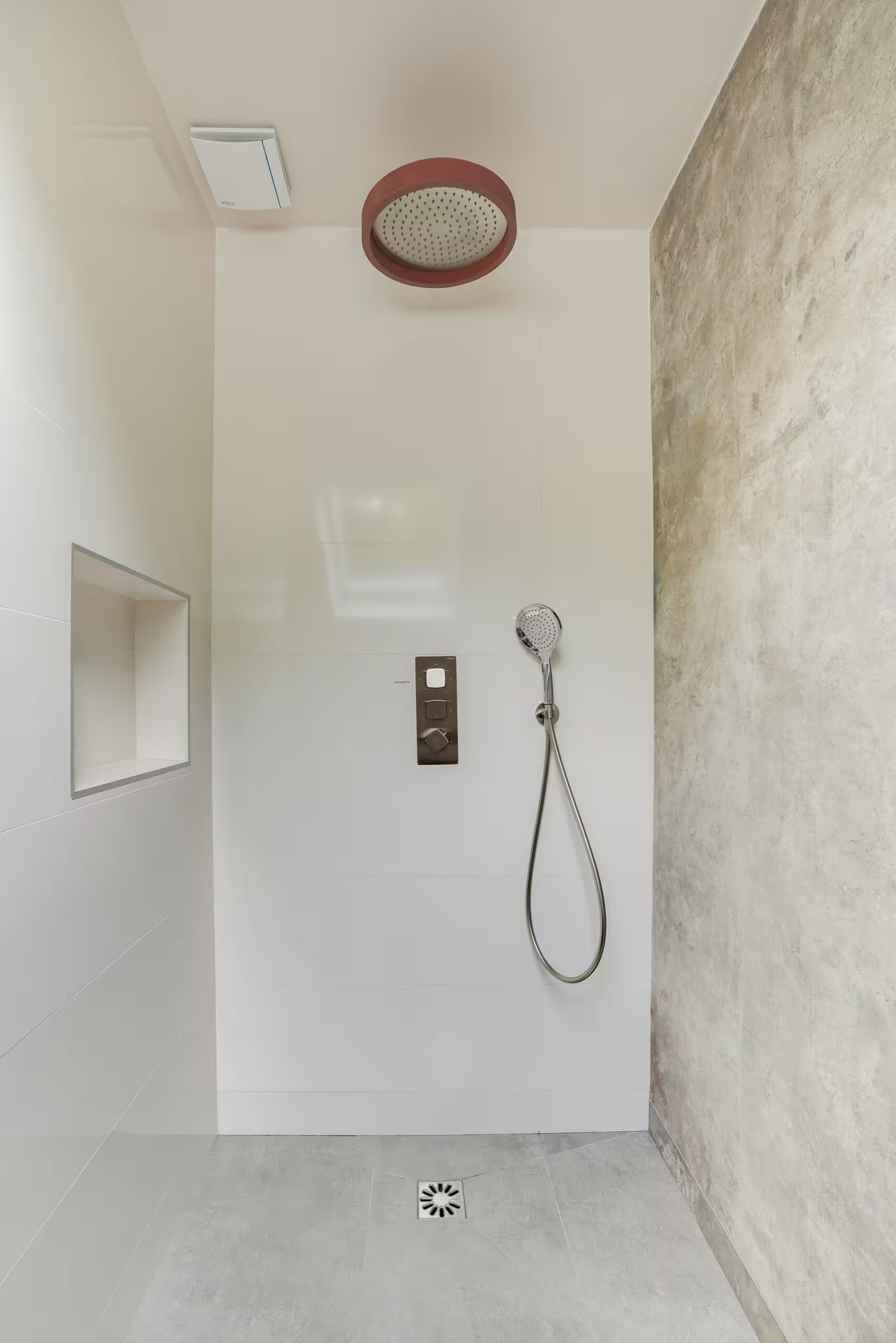 Salle de bains avec douche à l’italienne — réalisation Dec Home Agencement