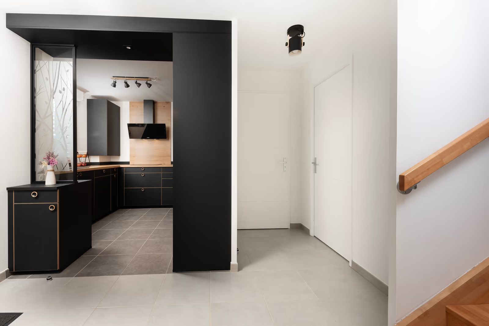 Cuisine sur-mesure cuisine noire bois — réalisation Dec Home Agencement