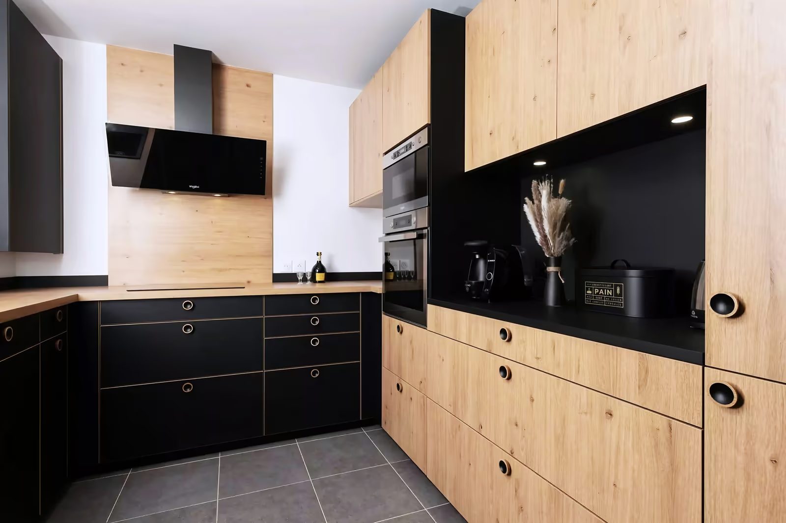 Cuisine sur-mesure cuisine noire bois — réalisation Dec Home Agencement
