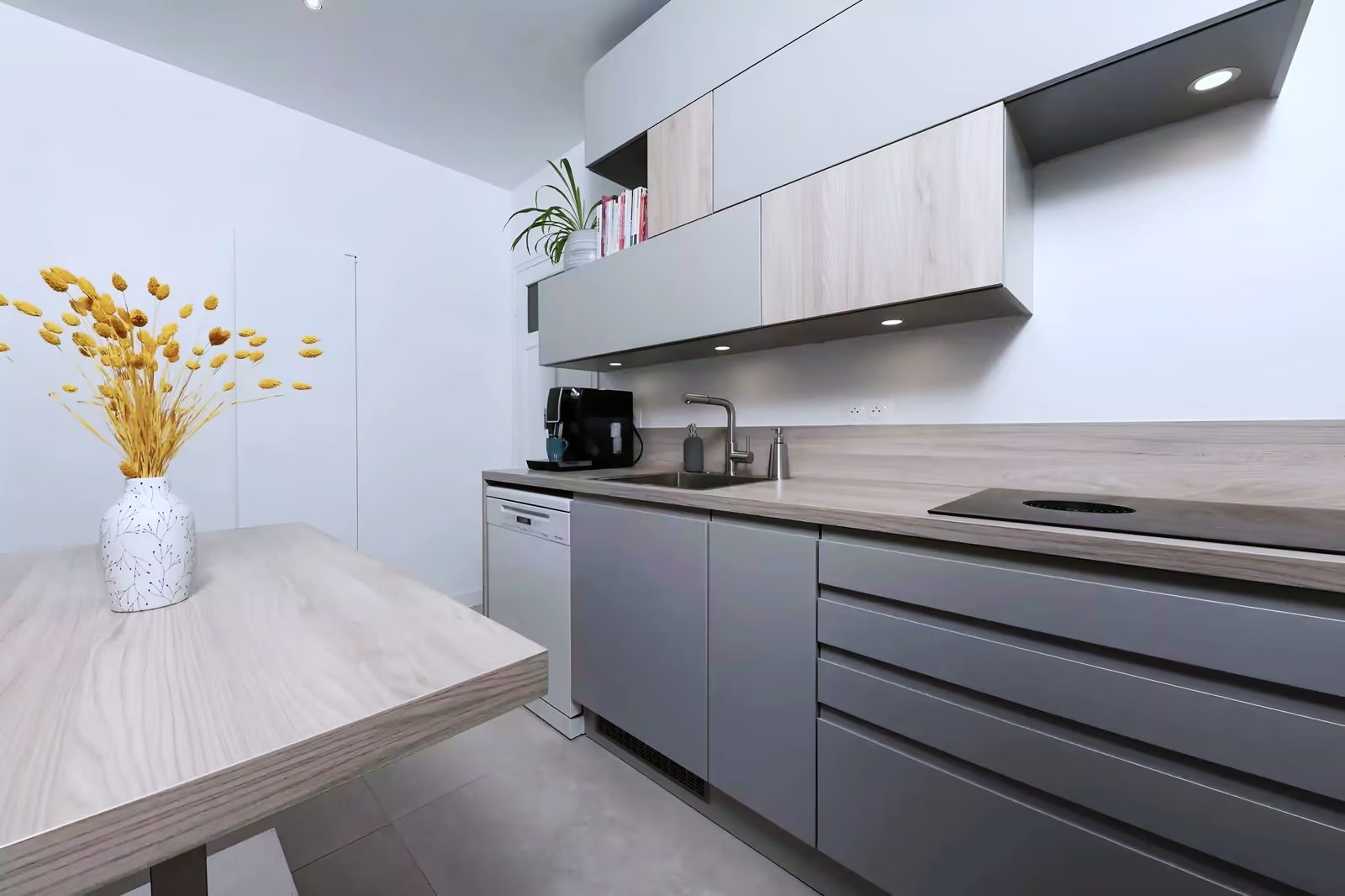 Cuisine sur-mesure studio — réalisation Dec Home Agencement