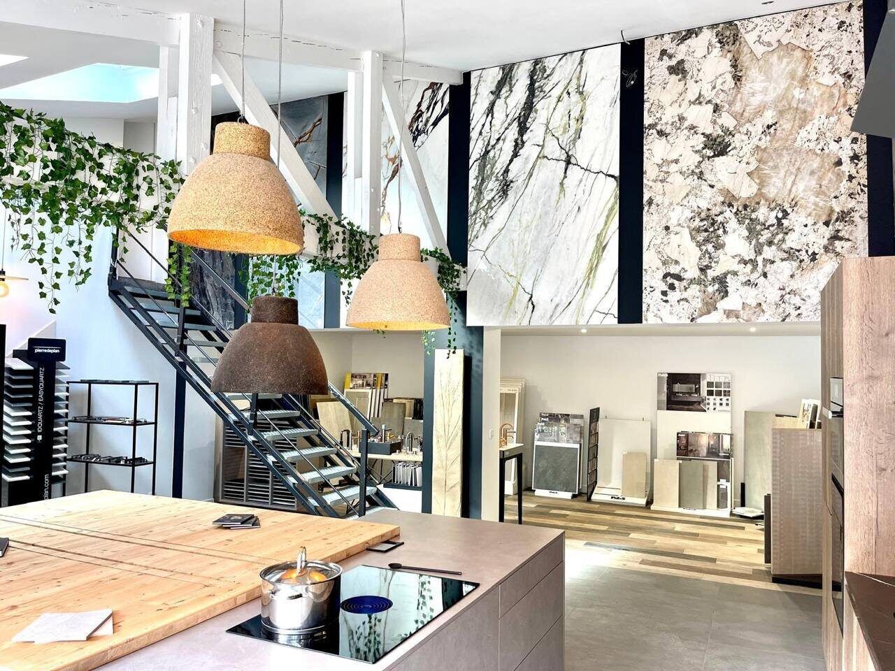 Cuisine d'exposition et grands échantillons de pierre dans le showroom Dec Home Agencement