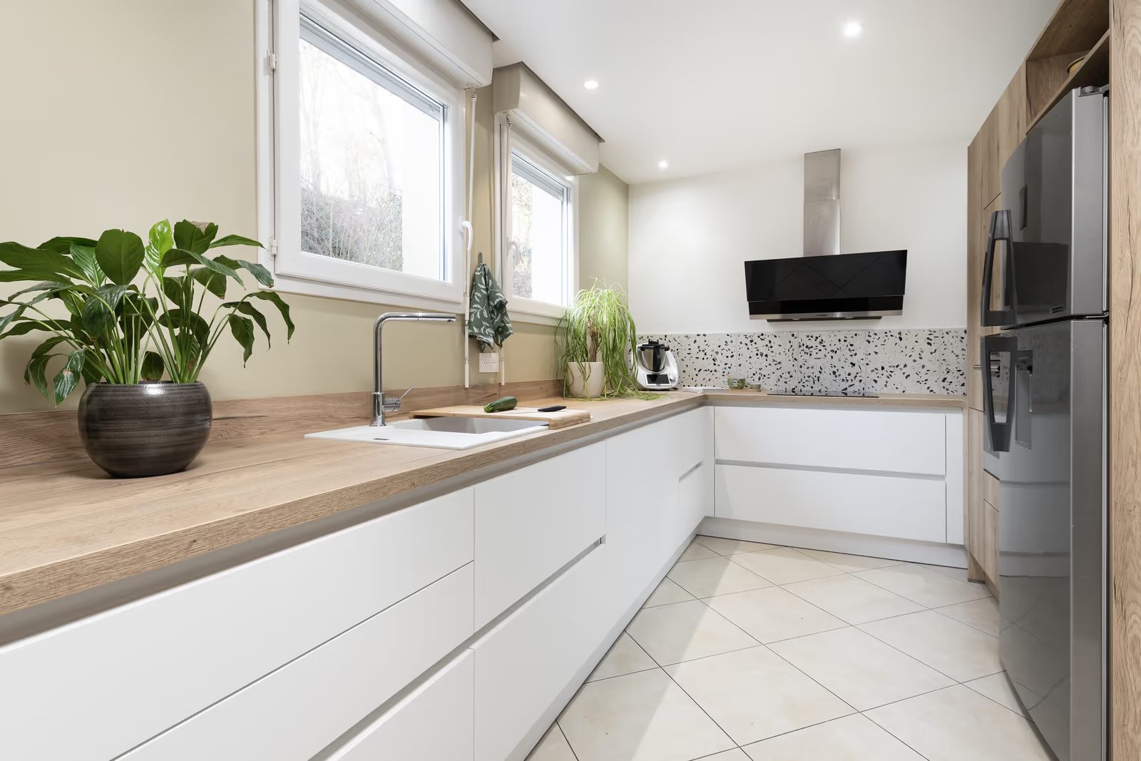 Cuisine sur-mesure longue blanche — réalisation Dec Home Agencement