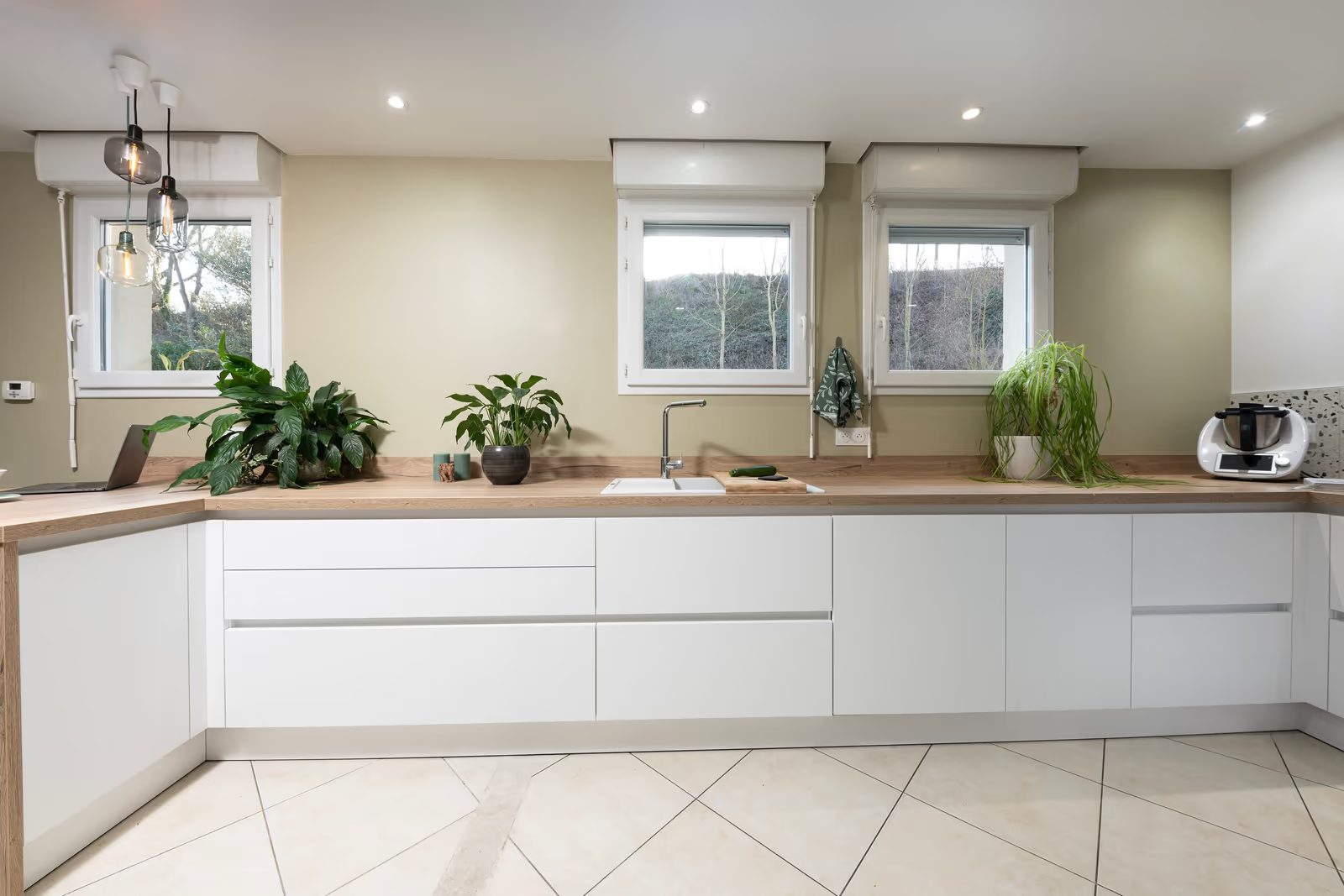 Cuisine sur-mesure longue blanche — réalisation Dec Home Agencement